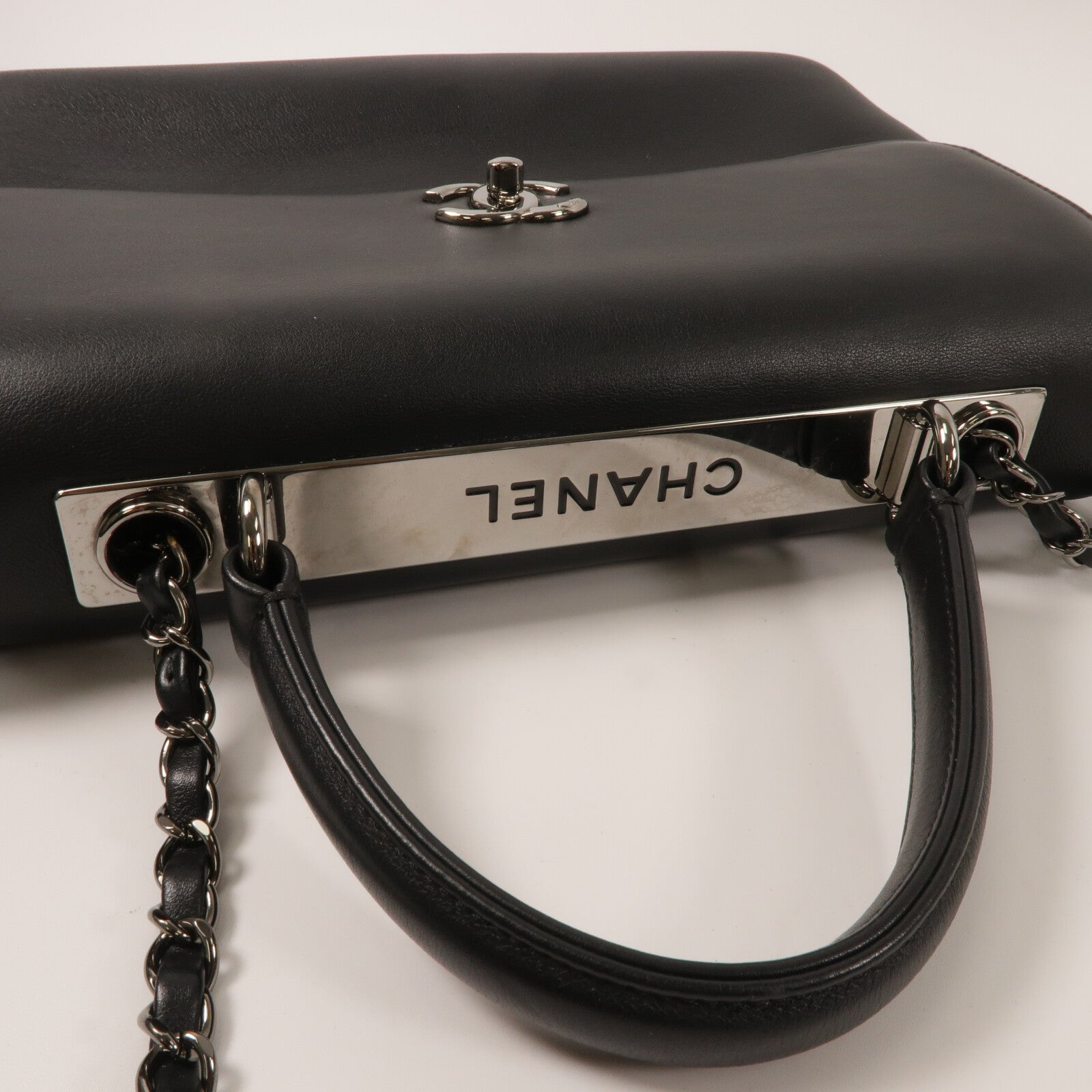 CHANEL 牛皮皮革Trendy CC Medium鏈帶手挽肩背兩用袋