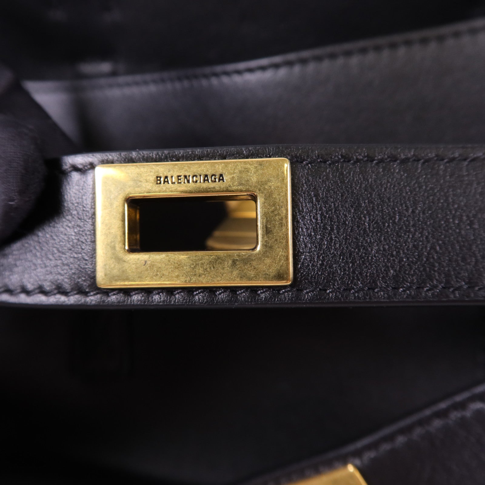 BALENCIAGA 牛皮皮革Bel Air金扣肩背袋