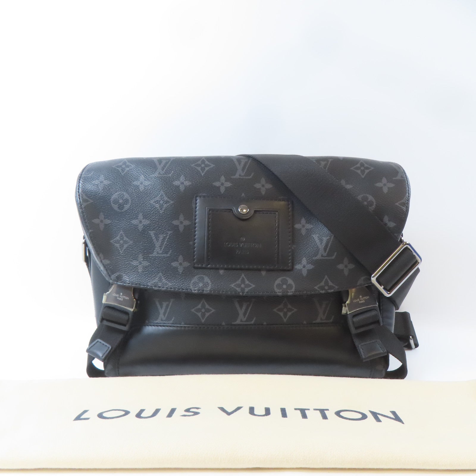 LOUIS VUITTON Monogram Eclipse Messenger PM Voyager銀扣肩背袋黑色