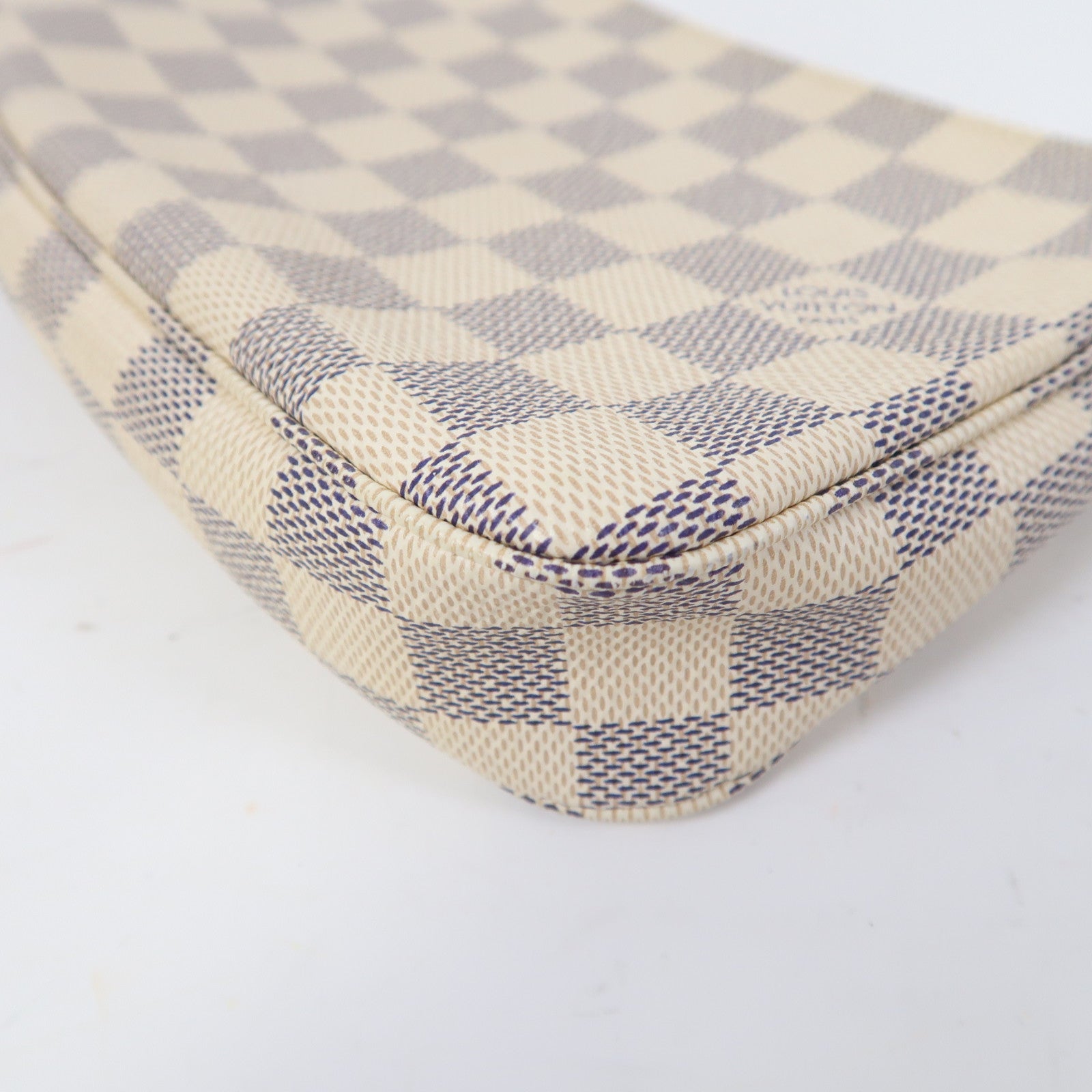 LOUIS VUITTON Damier Azur Pochette Accessoires金扣肩背袋白色