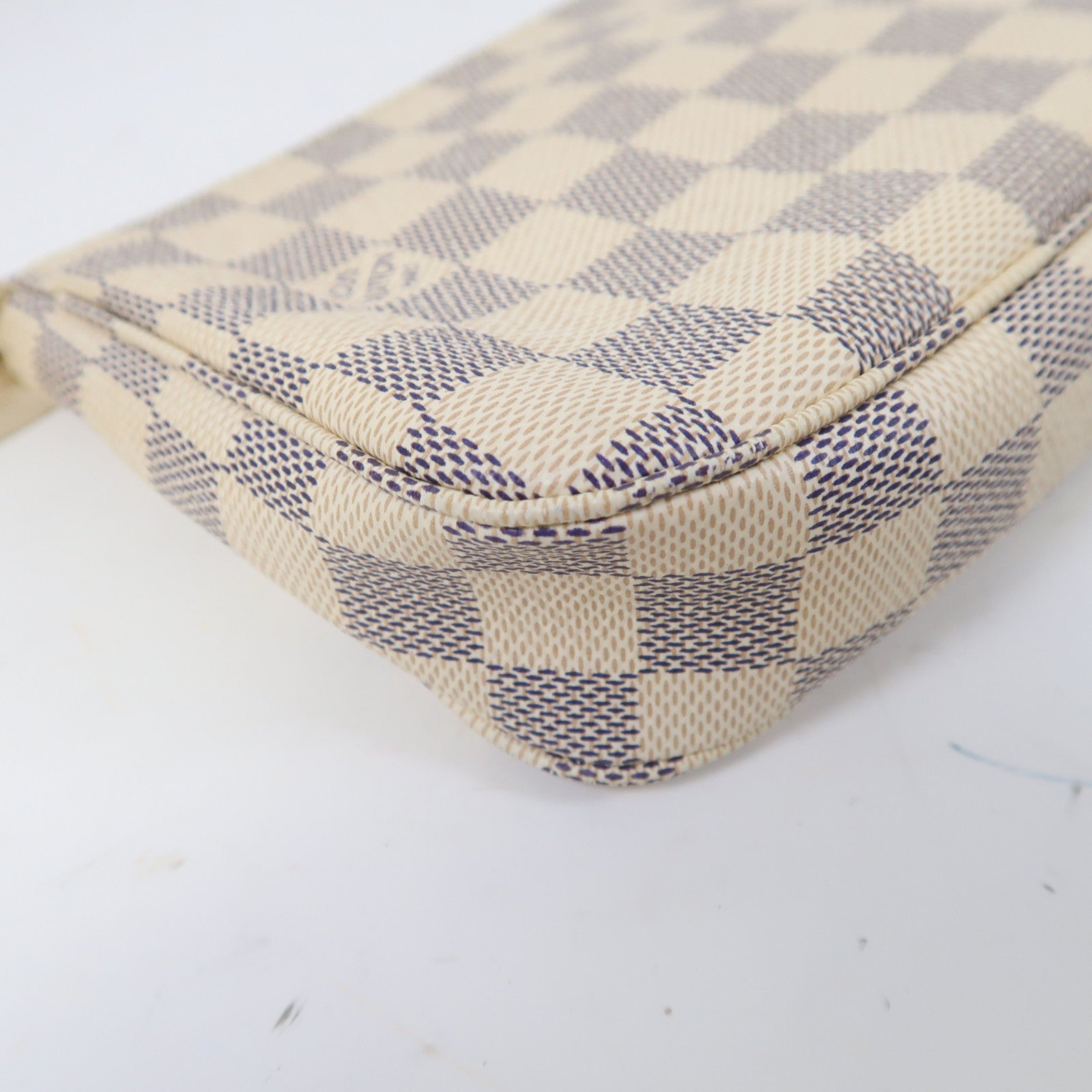 LOUIS VUITTON Damier Azur Pochette Accessoires金扣肩背袋白色