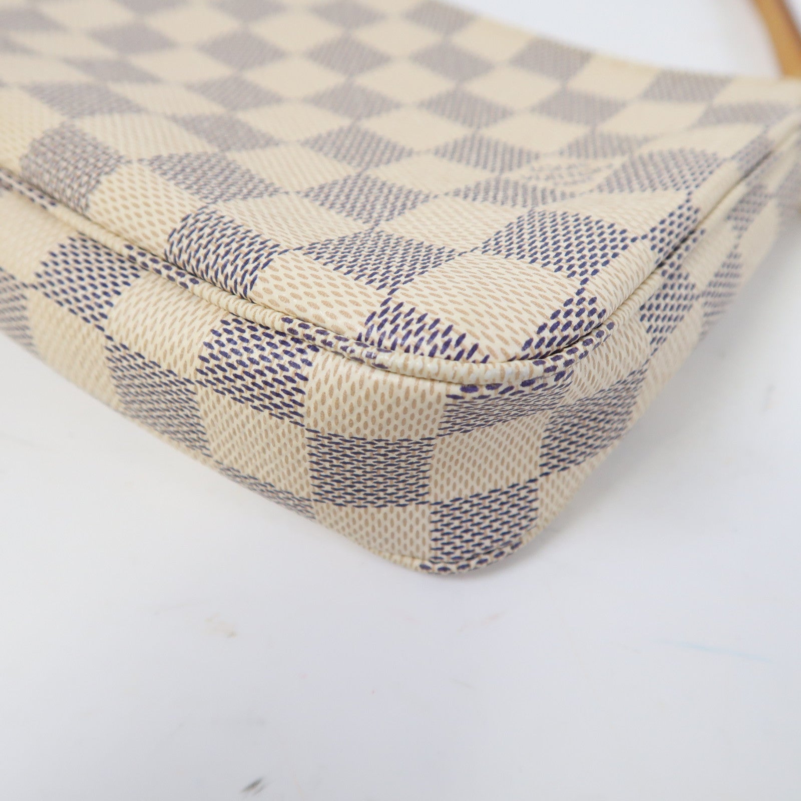 LOUIS VUITTON Damier Azur Pochette Accessoires金扣肩背袋白色