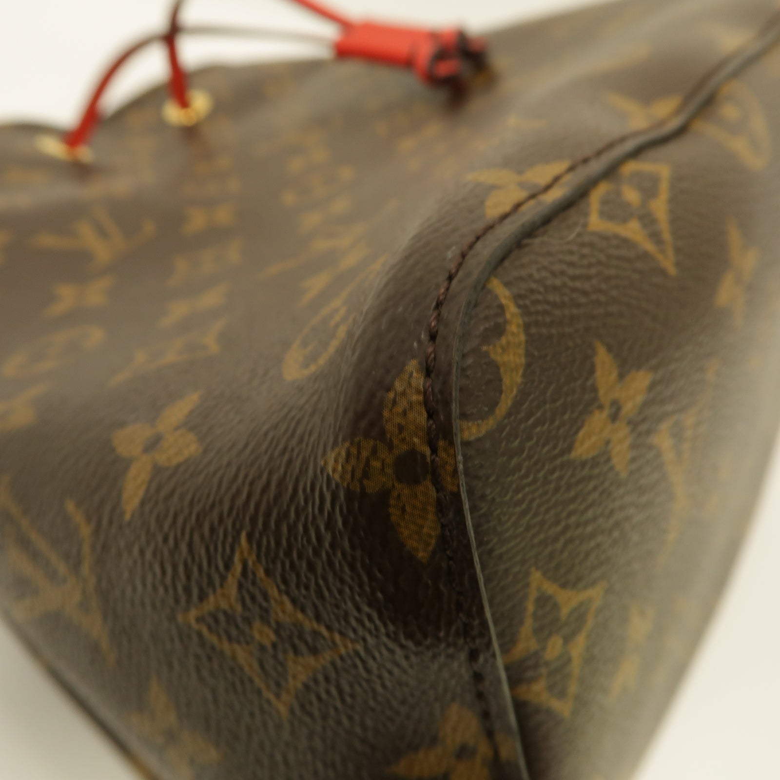 LOUIS VUITTON Monogram Neo Noe金扣肩背袋棕色/紅色