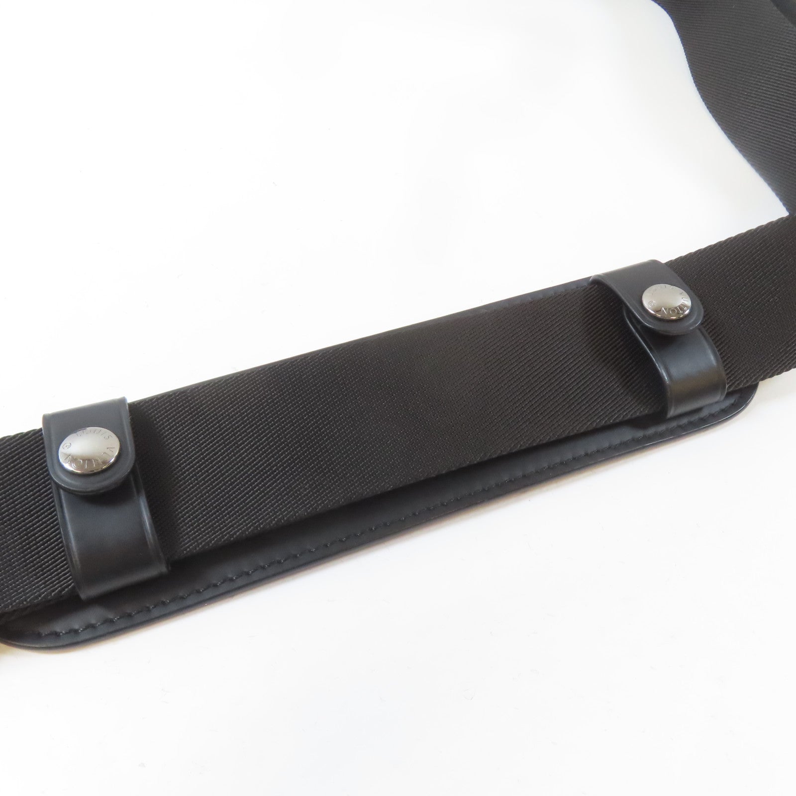 LOUIS VUITTON Monogram Eclipse Messenger PM Voyager銀扣肩背袋黑色