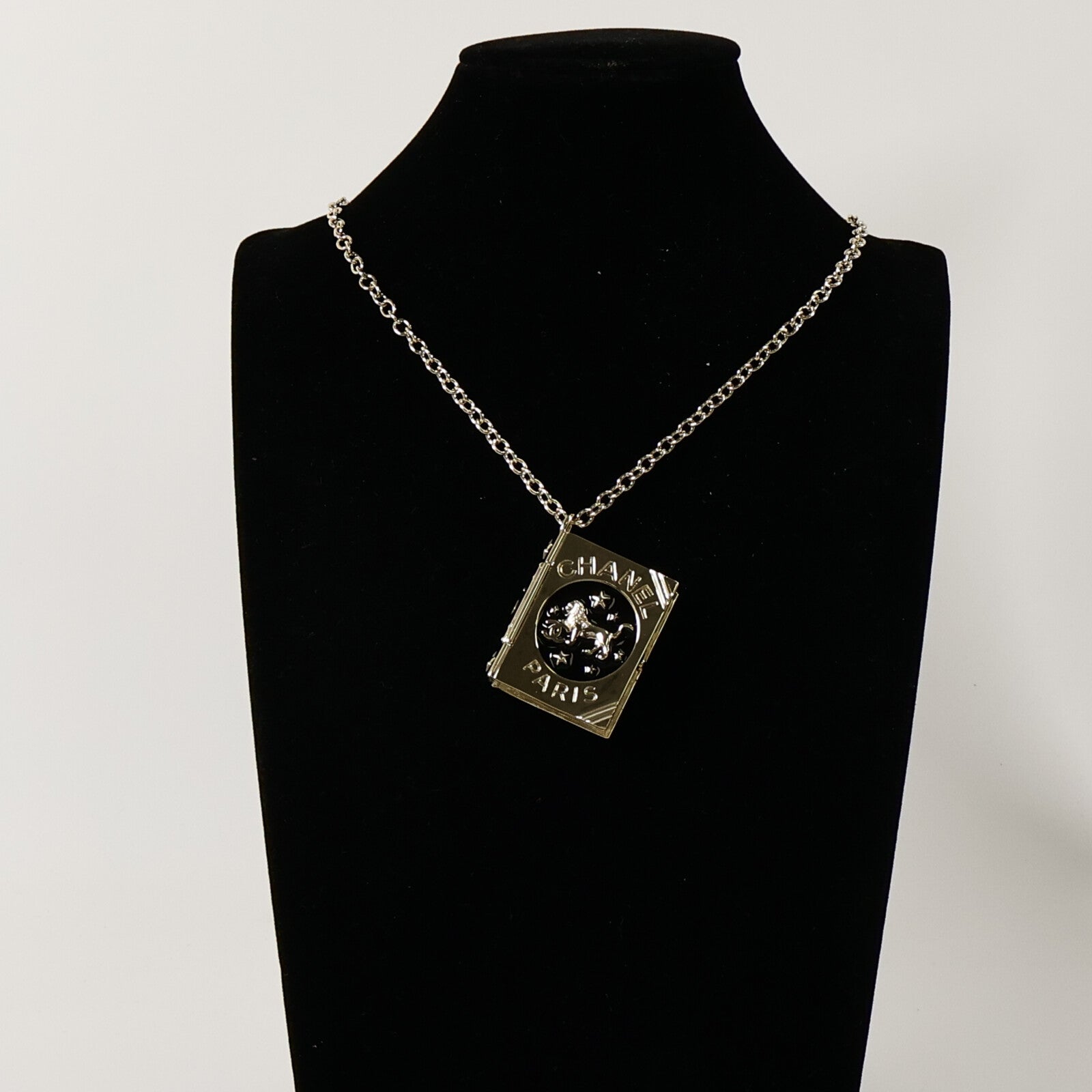 CHANEL 金屬/琺瑯Lion Book Locket Necklace項鏈