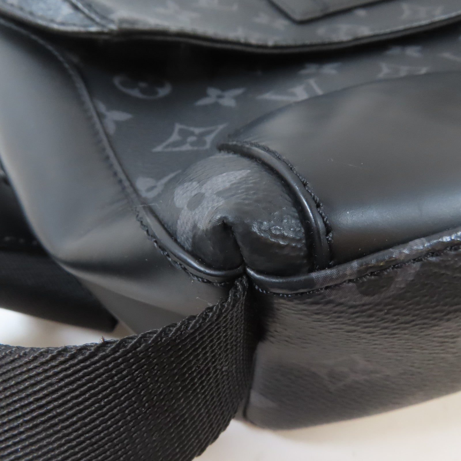 LOUIS VUITTON Monogram Eclipse Messenger PM Voyager銀扣肩背袋黑色