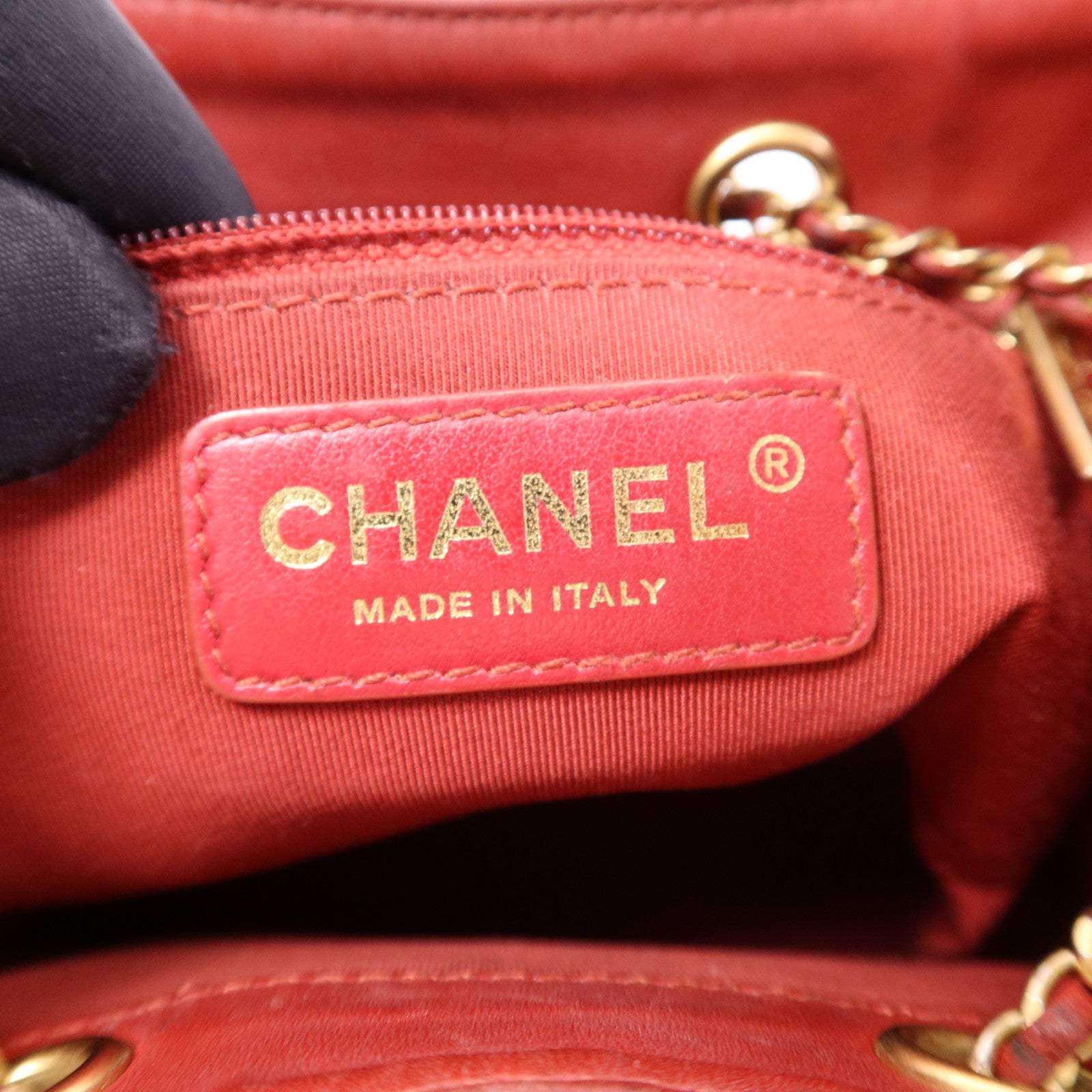 CHANEL 牛皮皮革Egyptian Amulet金扣鏈帶肩背袋