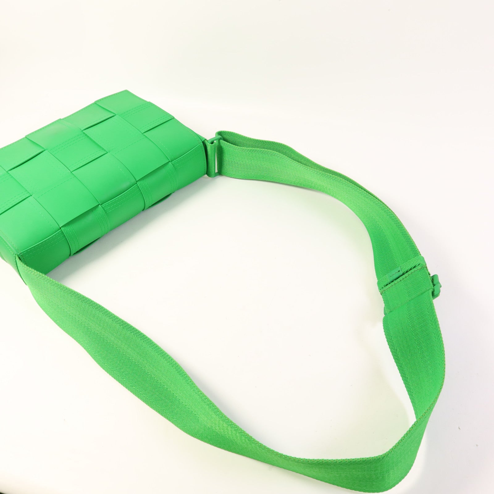 BOTTEGA VENETA PVC Cassette Bag銀扣肩背袋