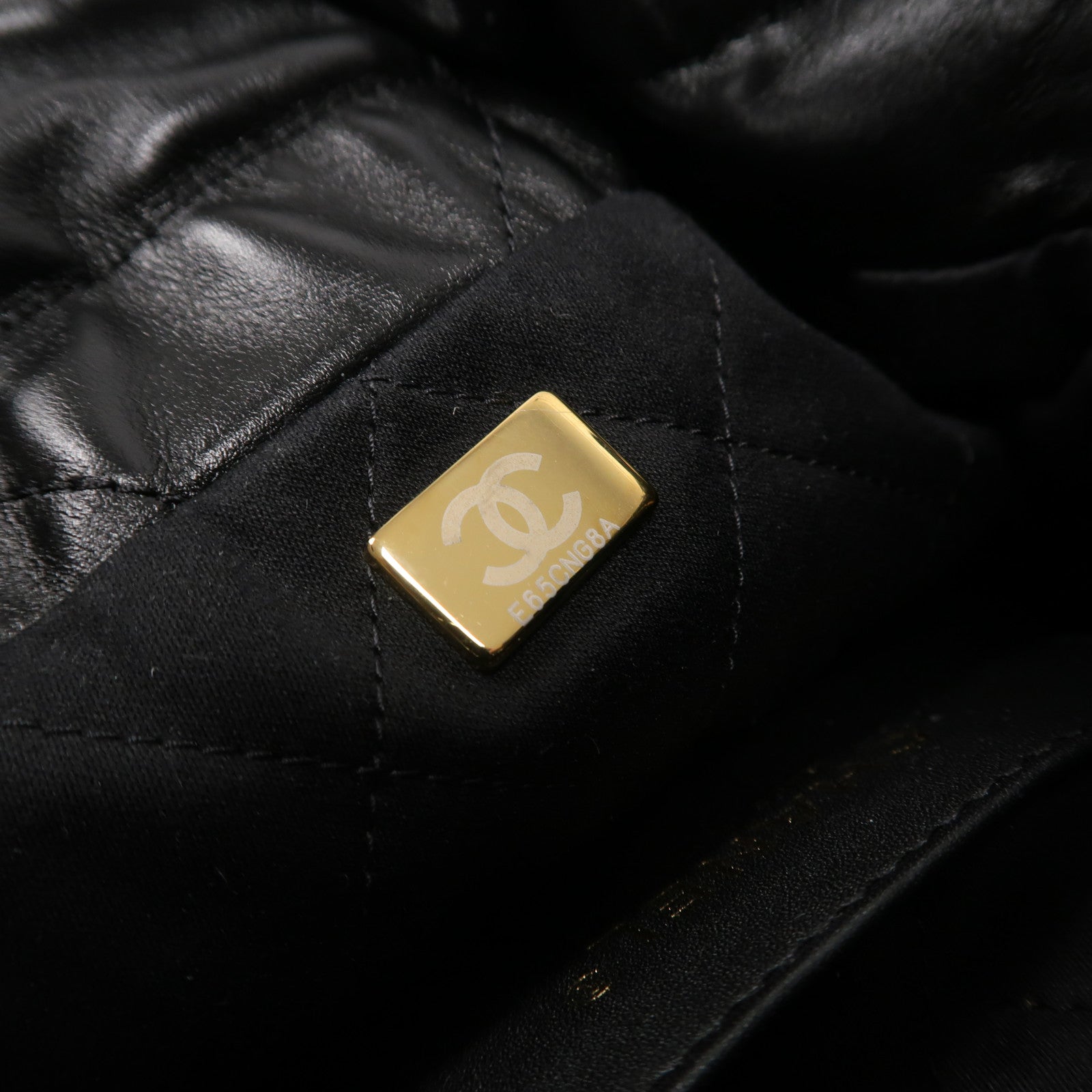 CHANEL 【激減優惠】菱格牛皮皮革C22 Mini金扣鏈帶肩背袋黑色