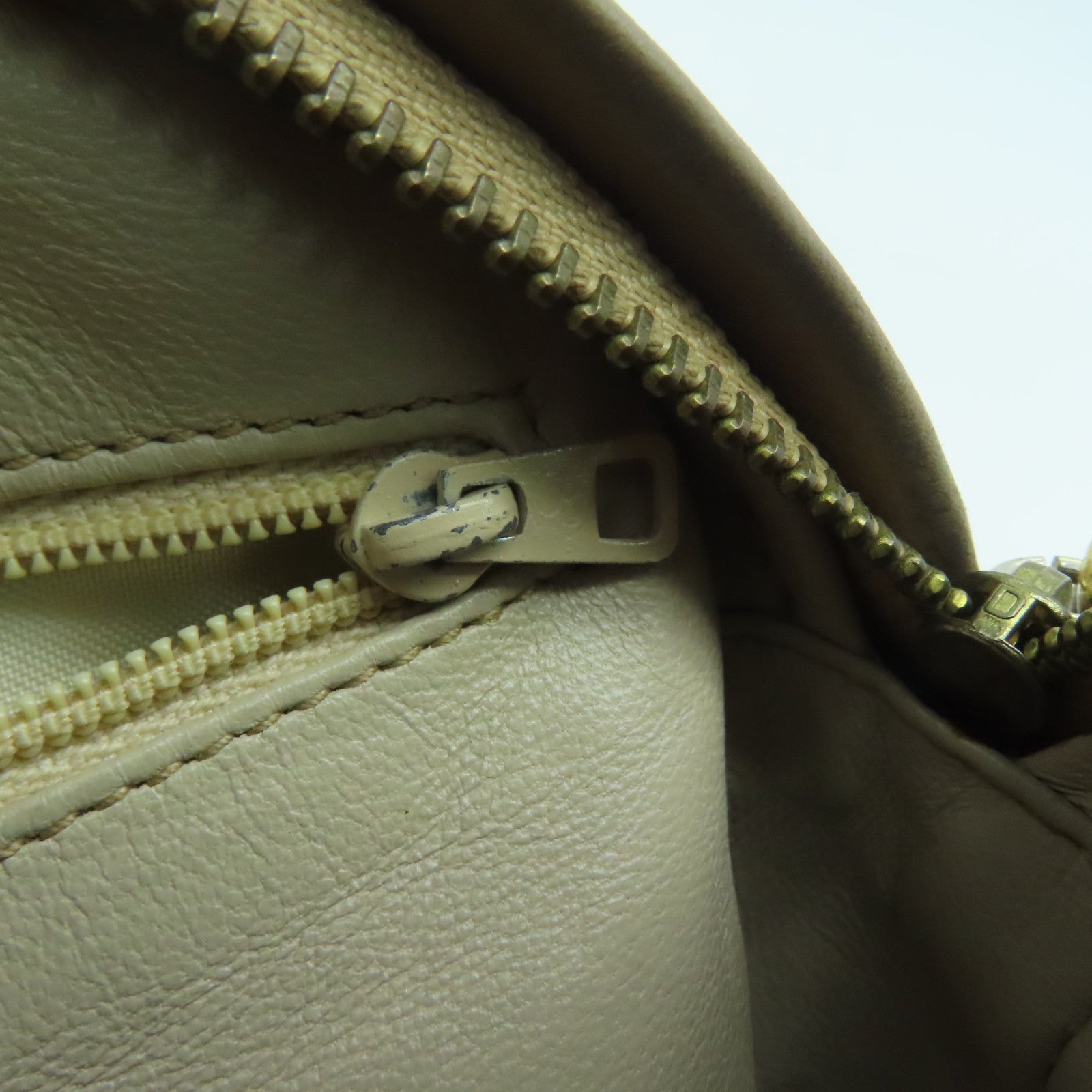 CHANEL 羊皮皮革Chain Shoulder金扣链带肩背袋杏色