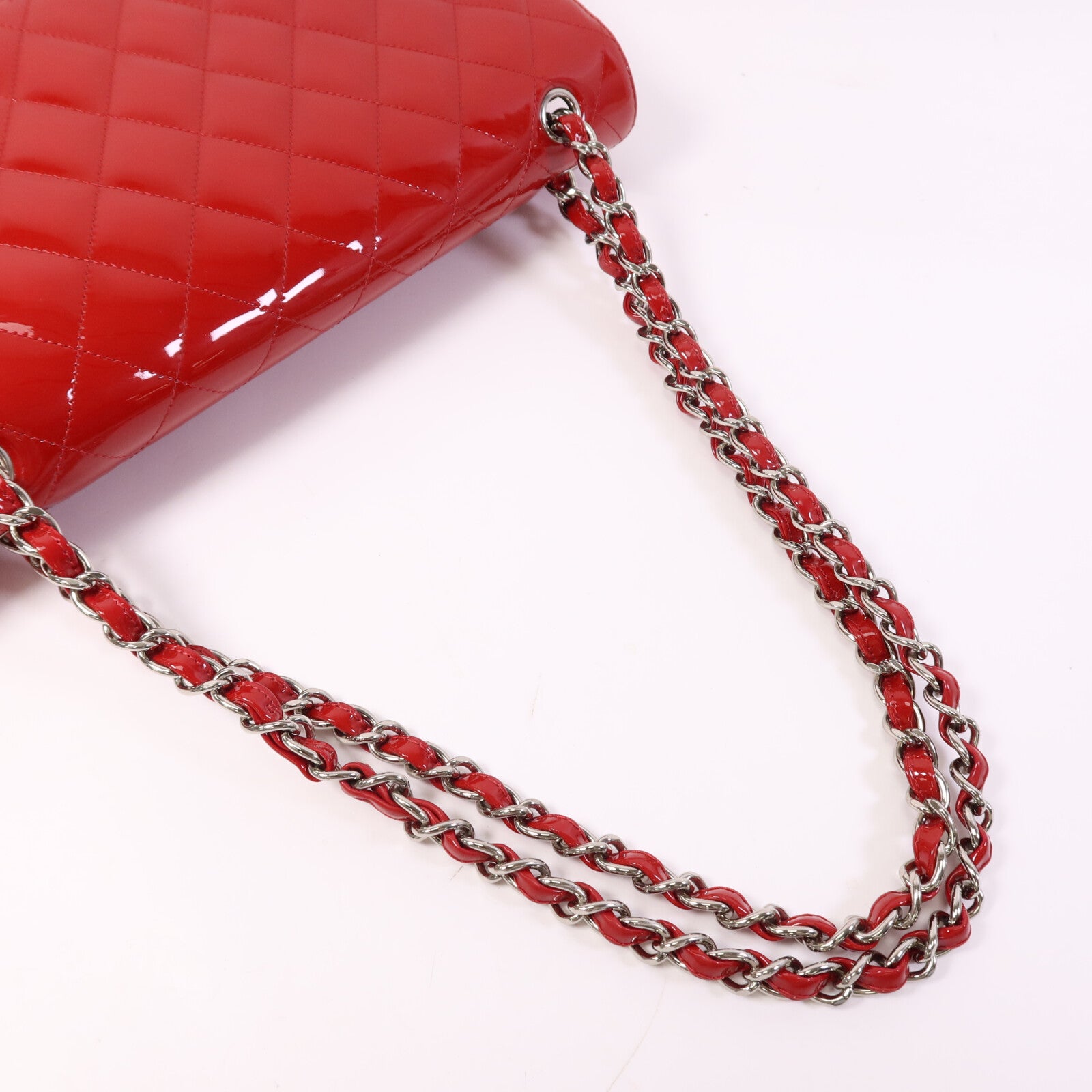 CHANEL 漆皮皮革Maxi Classic銀扣鏈帶肩背袋