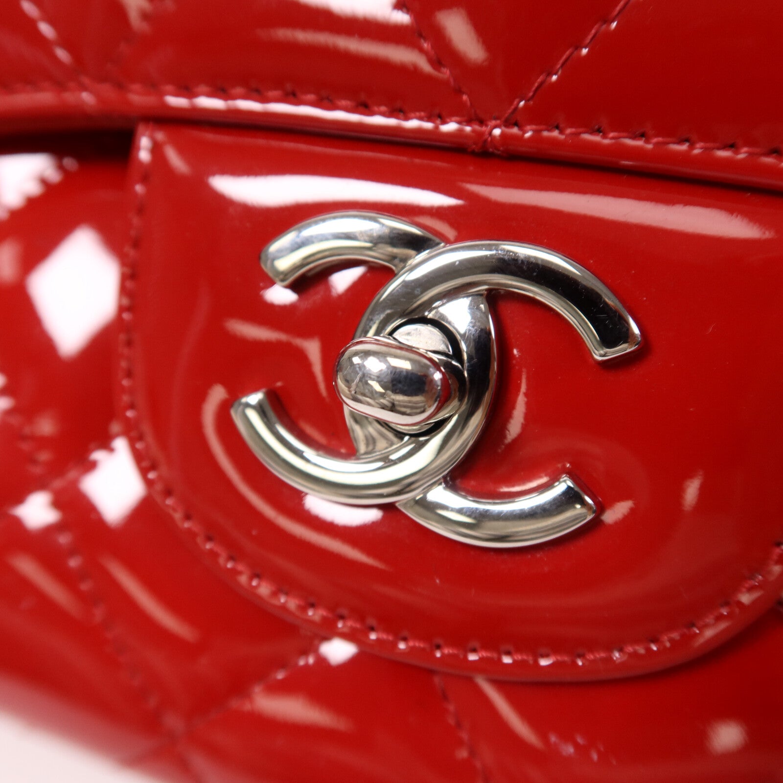CHANEL 漆皮皮革Maxi Classic銀扣鏈帶肩背袋
