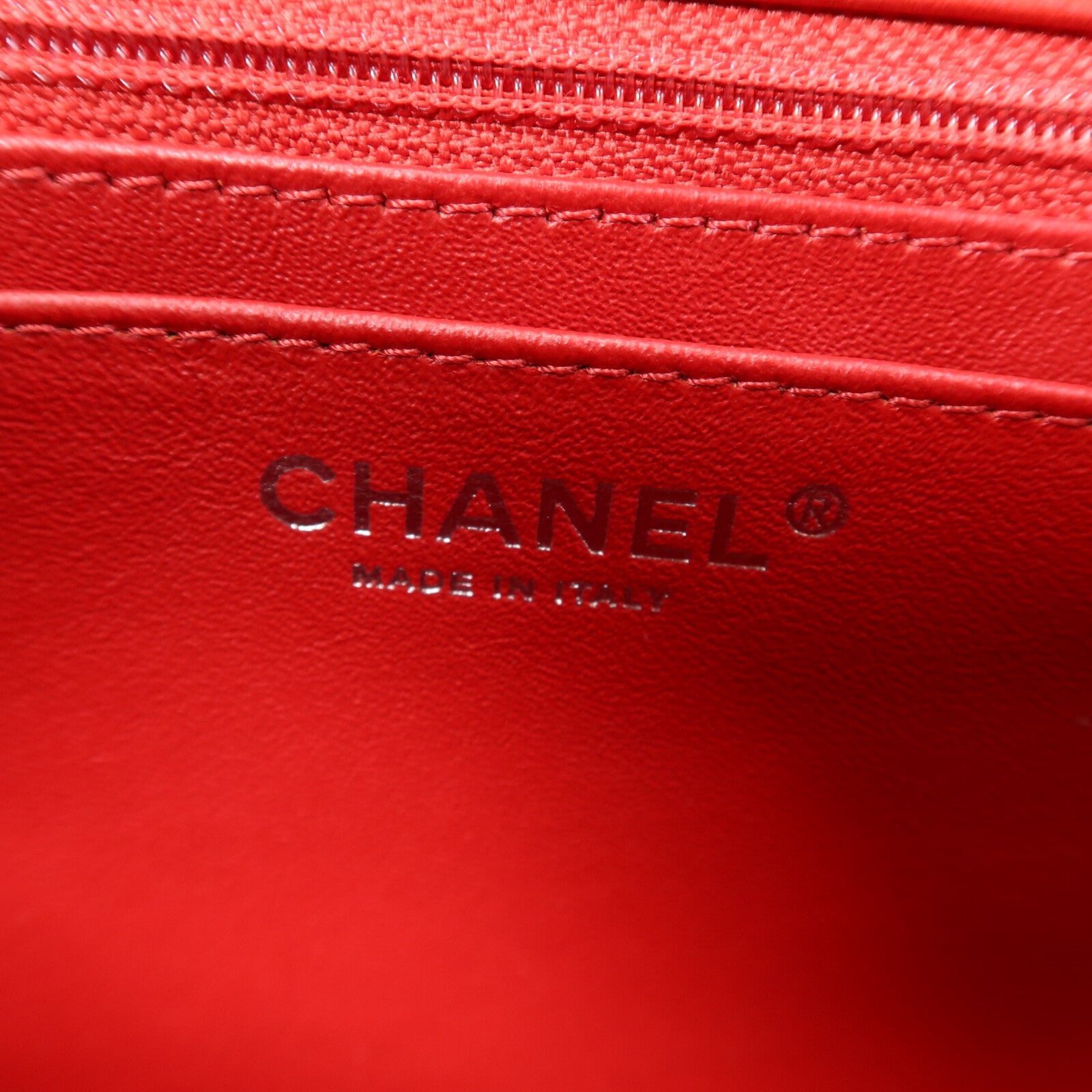 CHANEL 漆皮皮革Maxi Classic銀扣鏈帶肩背袋