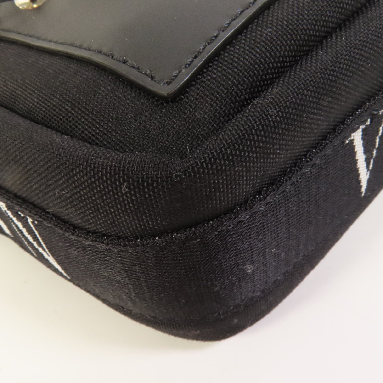 Valentino 帆布VLTN Garavami Shoulder Bag銀扣肩背袋
