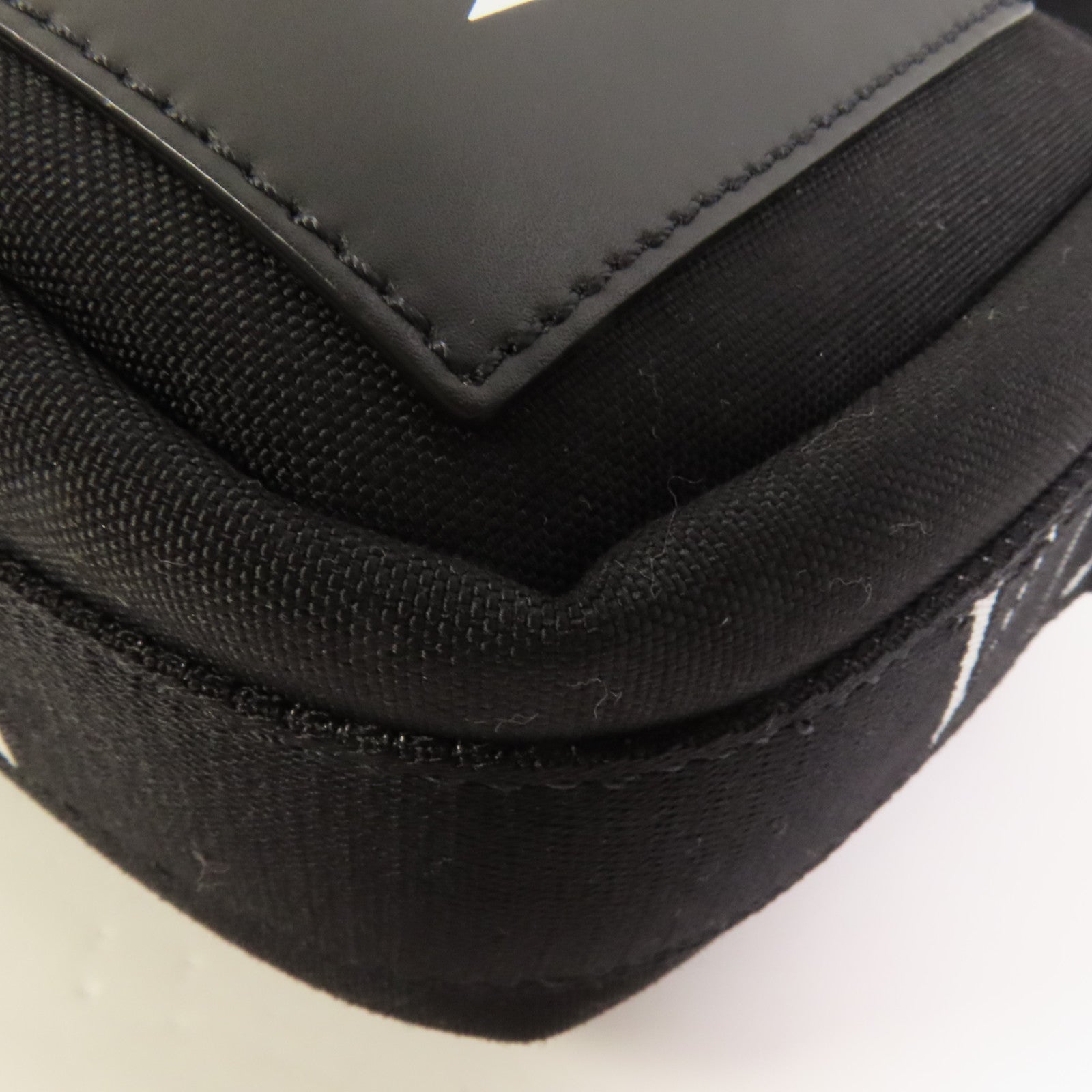 Valentino 帆布VLTN Garavami Shoulder Bag銀扣肩背袋