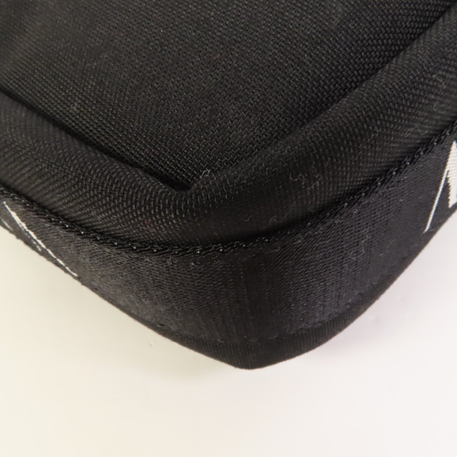 Valentino 帆布VLTN Garavami Shoulder Bag銀扣肩背袋