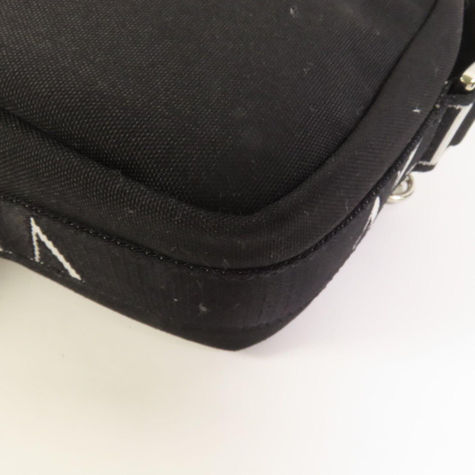 Valentino 帆布VLTN Garavami Shoulder Bag銀扣肩背袋