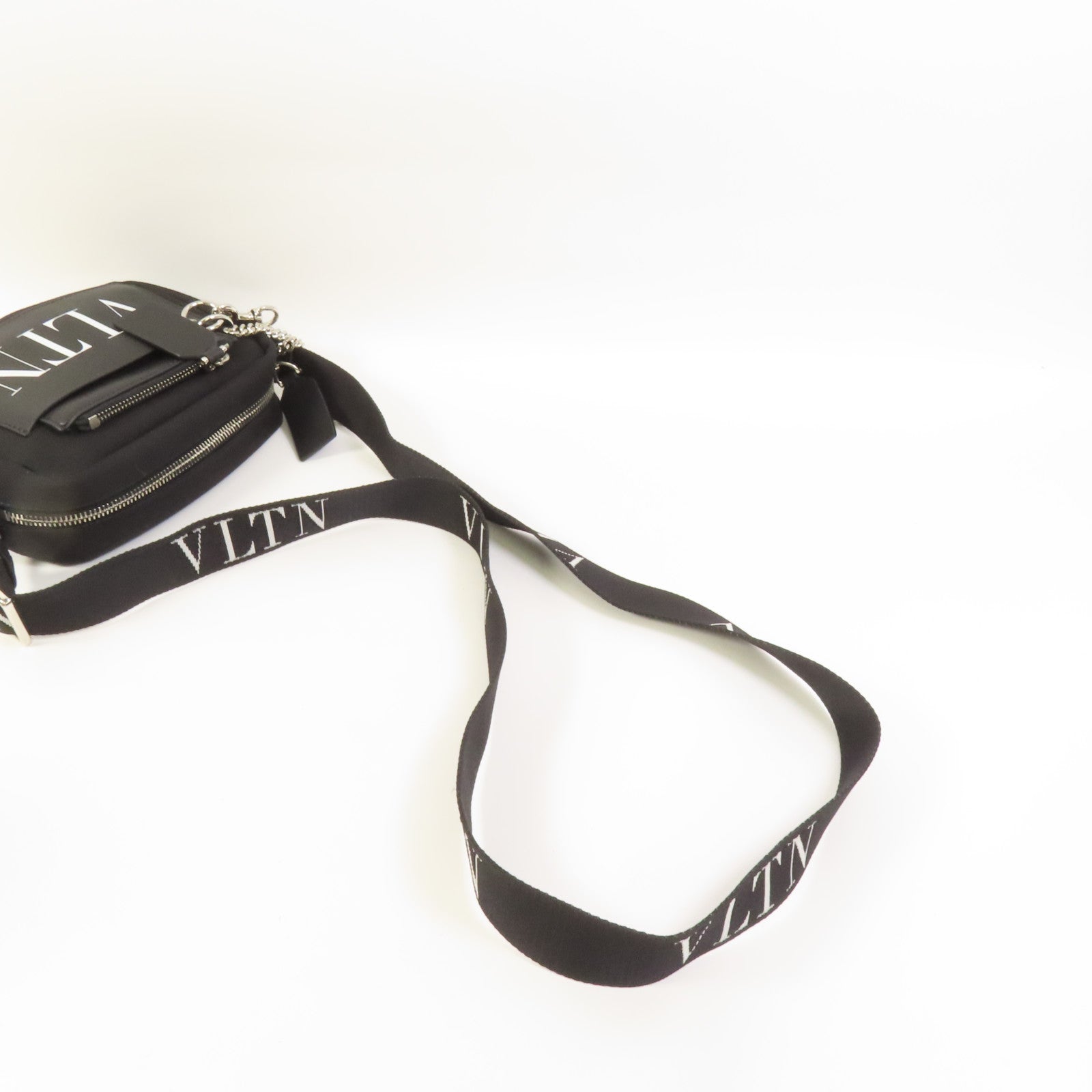 Valentino 帆布VLTN Garavami Shoulder Bag銀扣肩背袋