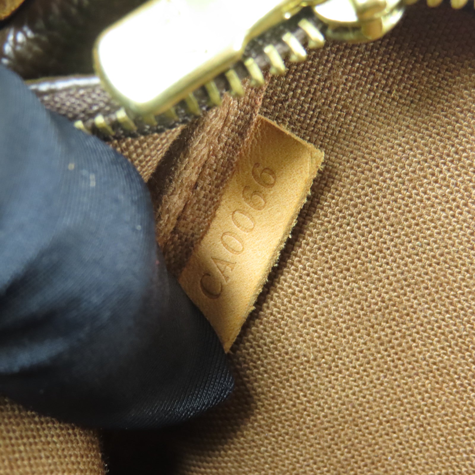 LOUIS VUITTON Monogram Pochette Accessoires金扣手挽袋棕色