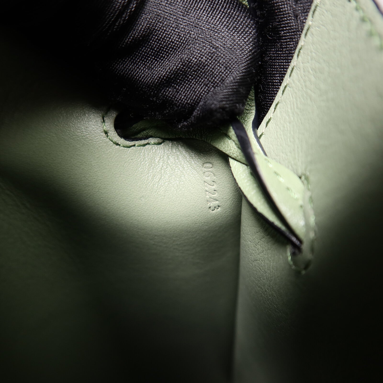 LOEWE 牛皮皮革Dice Pocket In Classic肩背袋