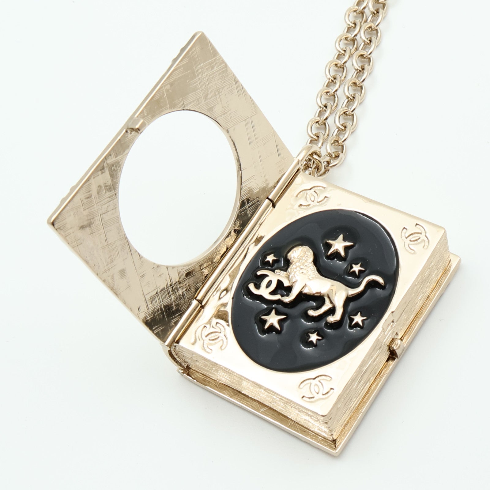 CHANEL 金屬CC Lion Book Locket項鍊