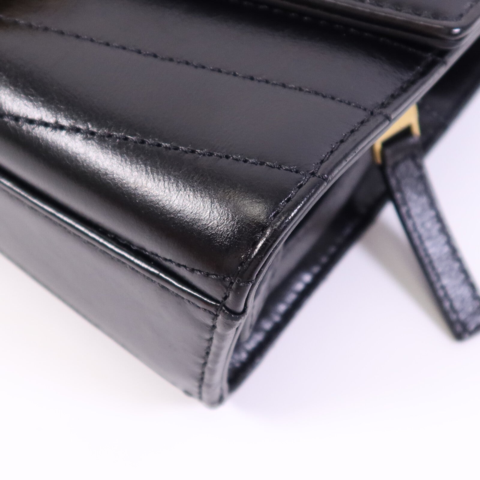 CHANEL 牛皮皮革Chevron Medal Flap Bag金扣鏈帶肩背袋