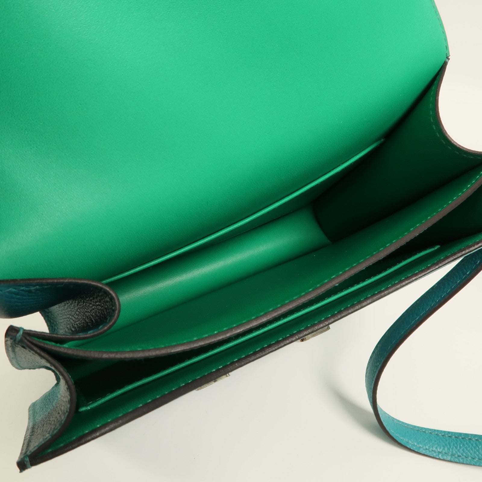 HERMES Epsom皮革Constance Mini肩背袋Bleu Paon