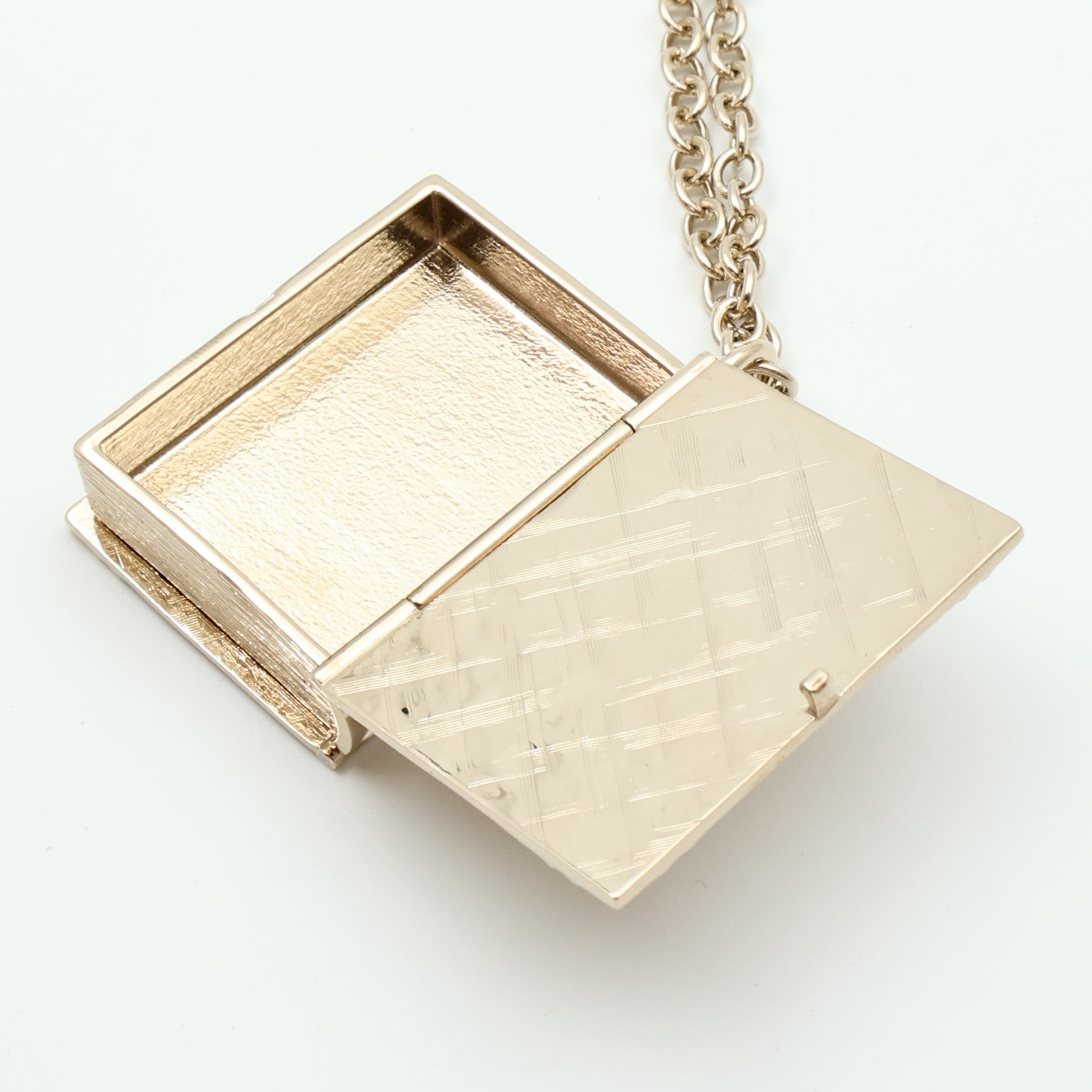 CHANEL 金屬CC Lion Book Locket項鍊