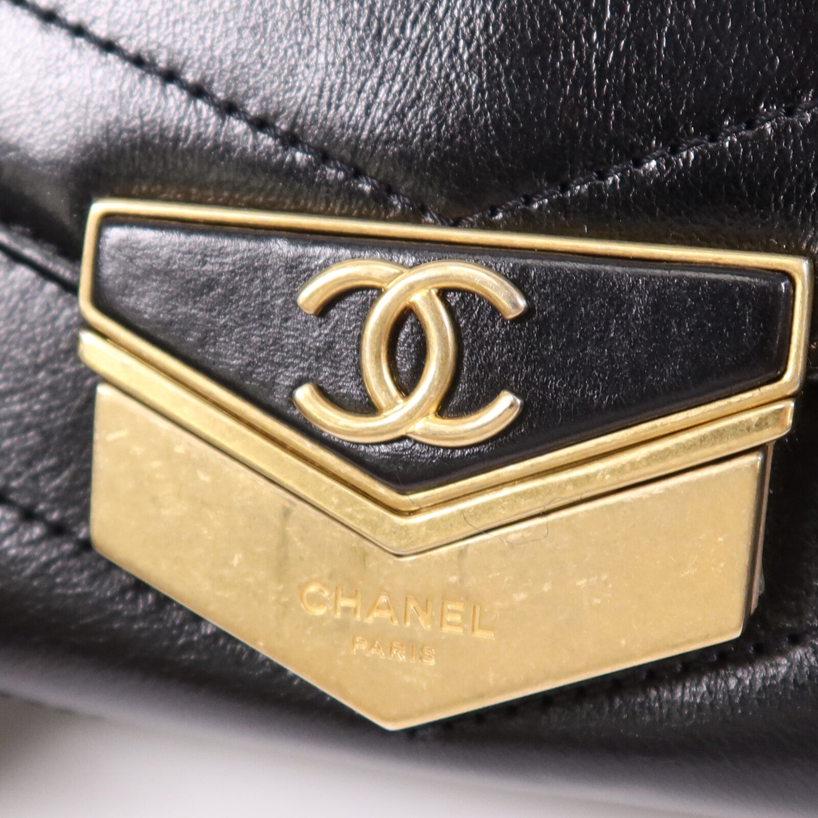 CHANEL 牛皮皮革Chevron Medal Flap Bag金扣鏈帶肩背袋
