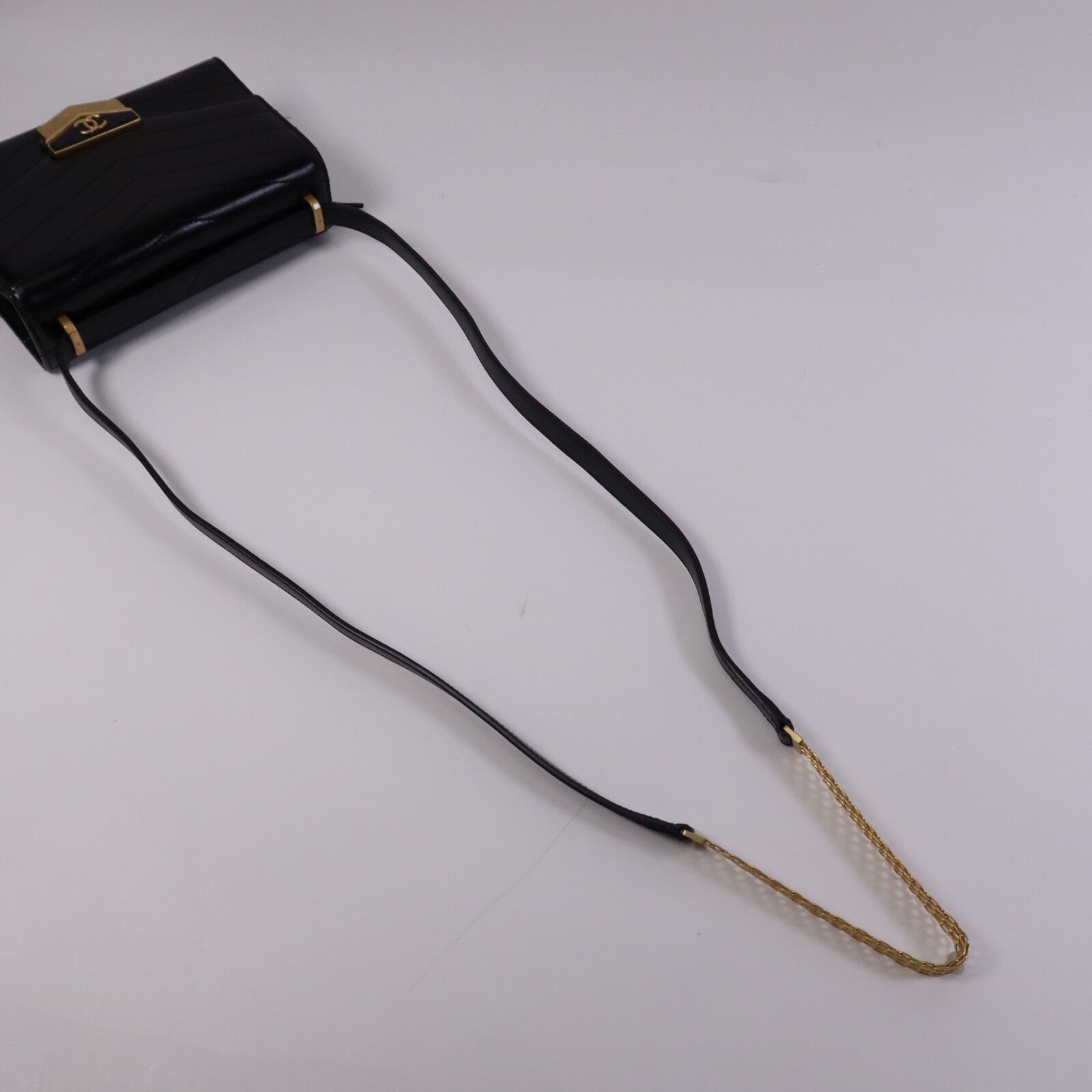 CHANEL 牛皮皮革Chevron Medal Flap Bag金扣鏈帶肩背袋