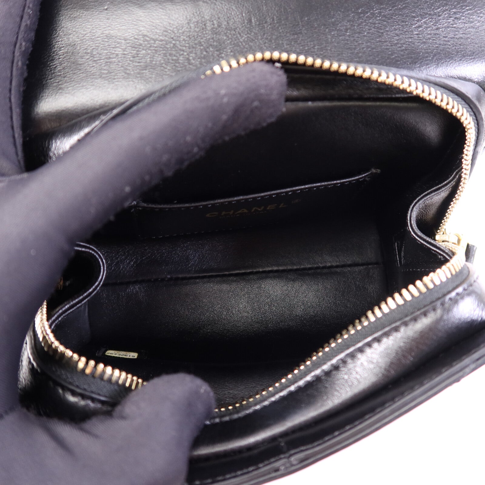 CHANEL 牛皮皮革Chevron Medal Flap Bag金扣鏈帶肩背袋