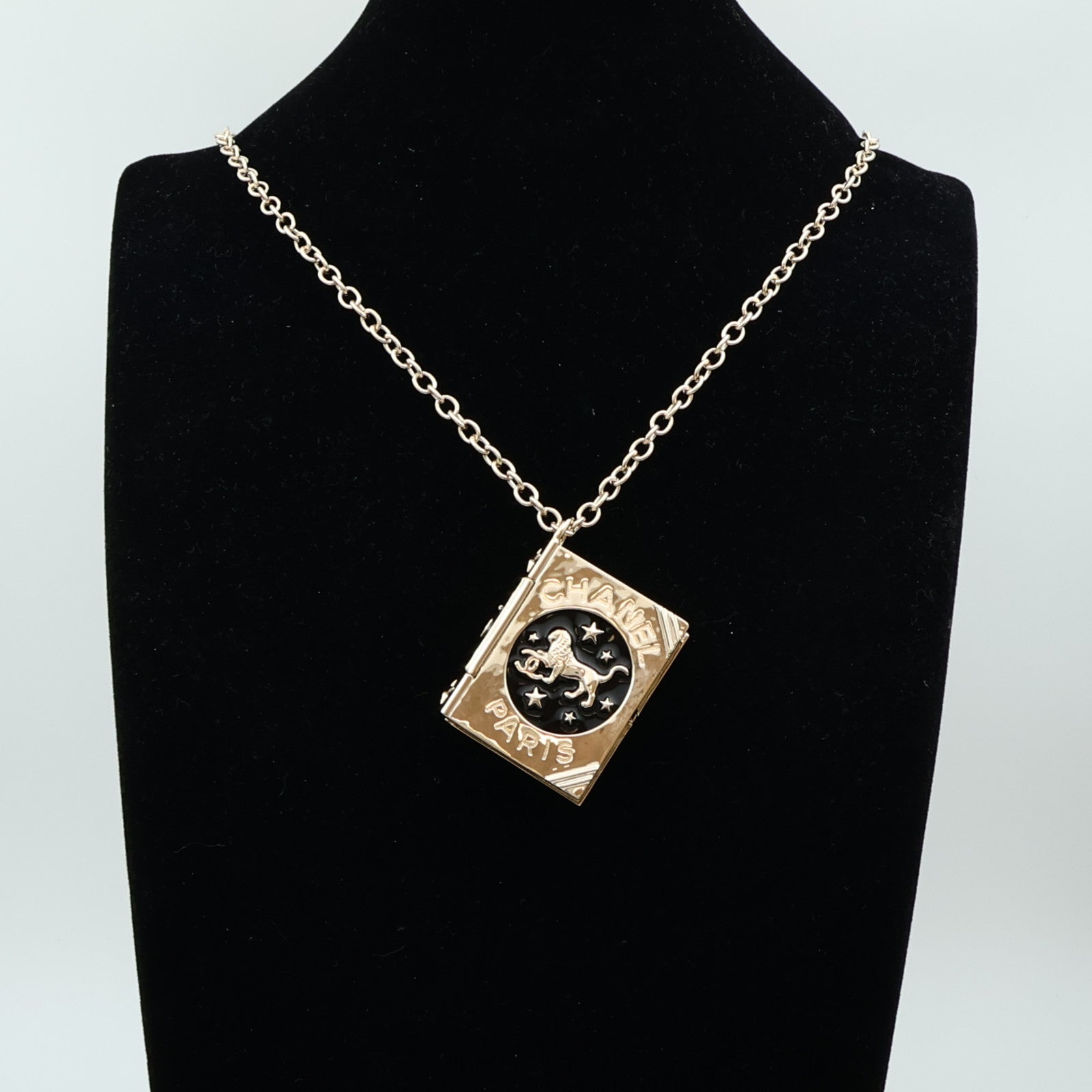 CHANEL 金屬CC Lion Book Locket項鍊