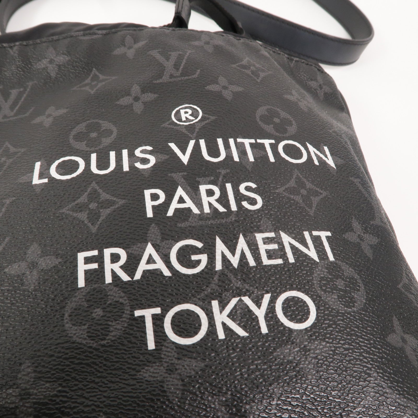 LOUIS VUITTON Monogram Eclipse LV X Fragment肩背袋