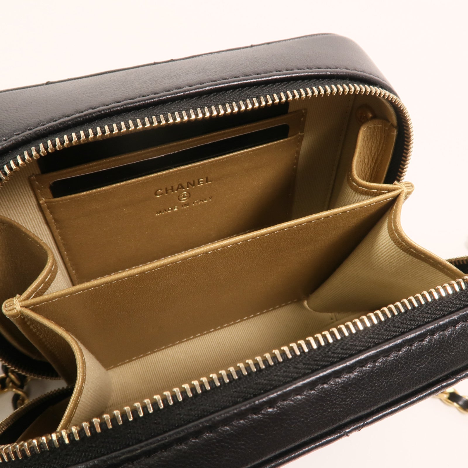 CHANEL 羊皮皮革Camera Bag With Pearl Crush金扣鏈帶肩背袋