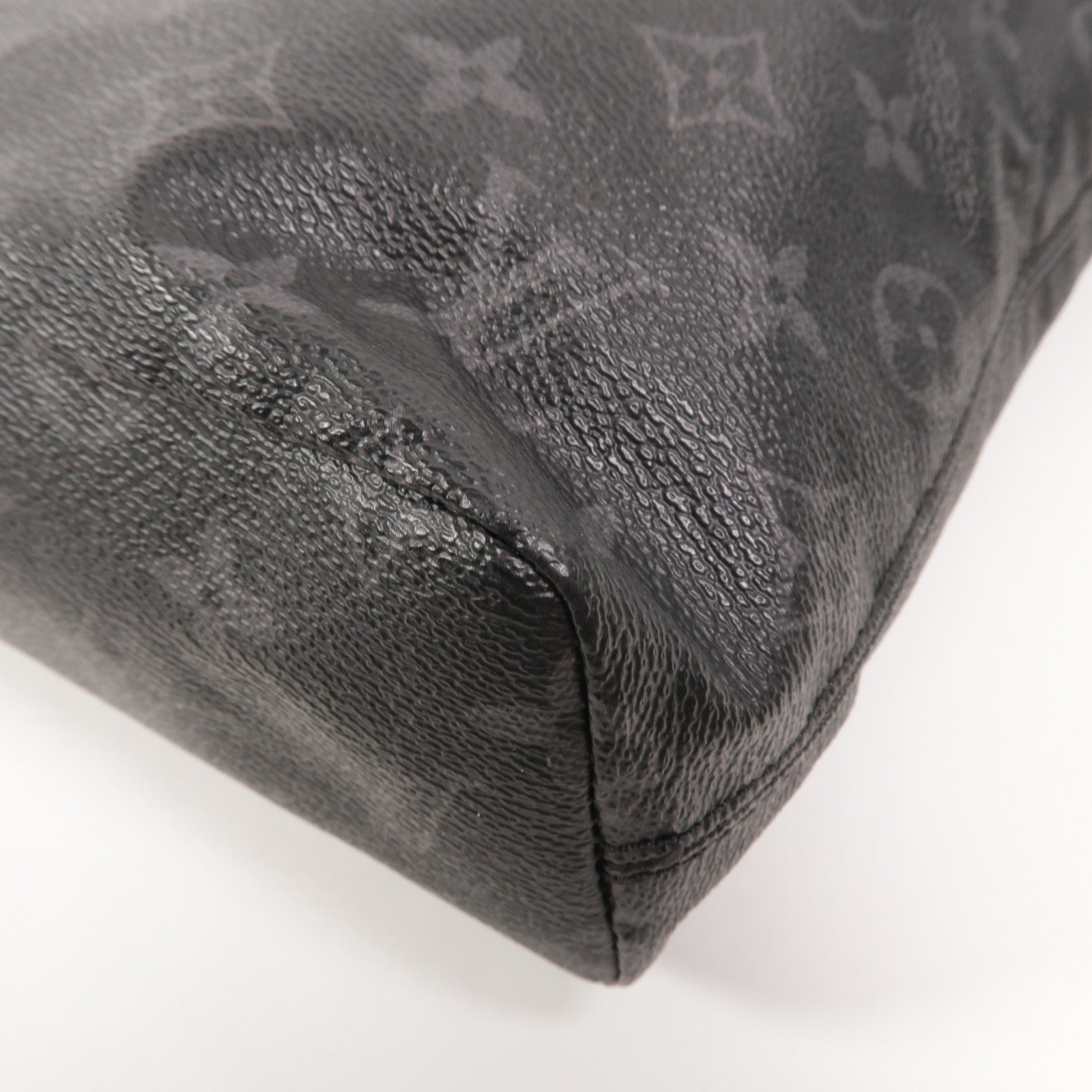 LOUIS VUITTON Monogram Eclipse LV X Fragment肩背袋