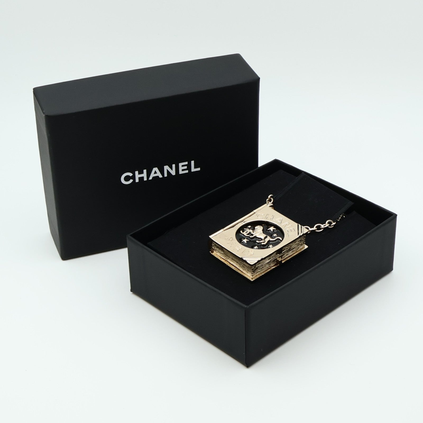 CHANEL 金屬CC Lion Book Locket項鍊