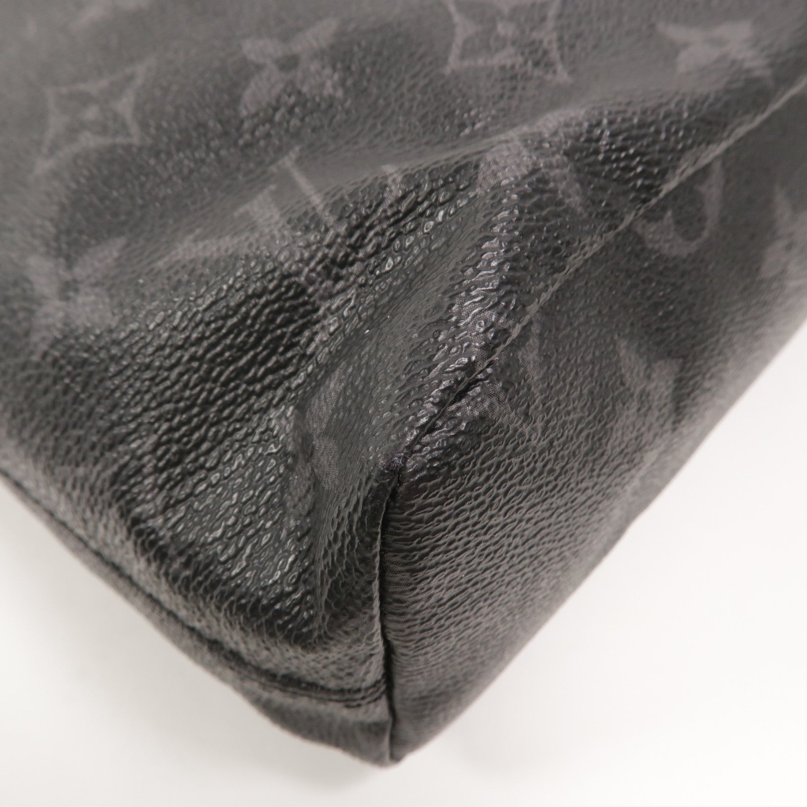 LOUIS VUITTON Monogram Eclipse LV X Fragment肩背袋