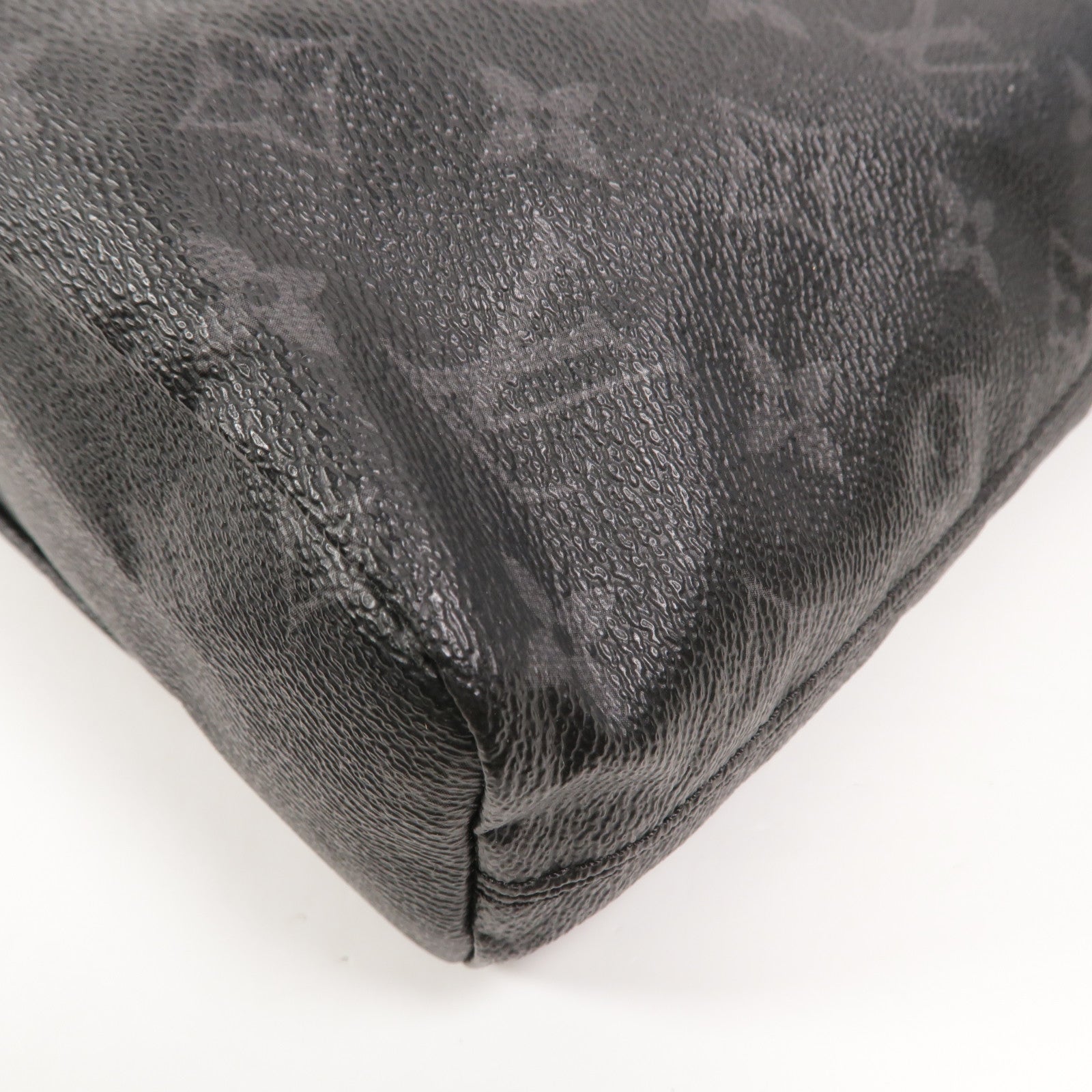 LOUIS VUITTON Monogram Eclipse LV X Fragment肩背袋