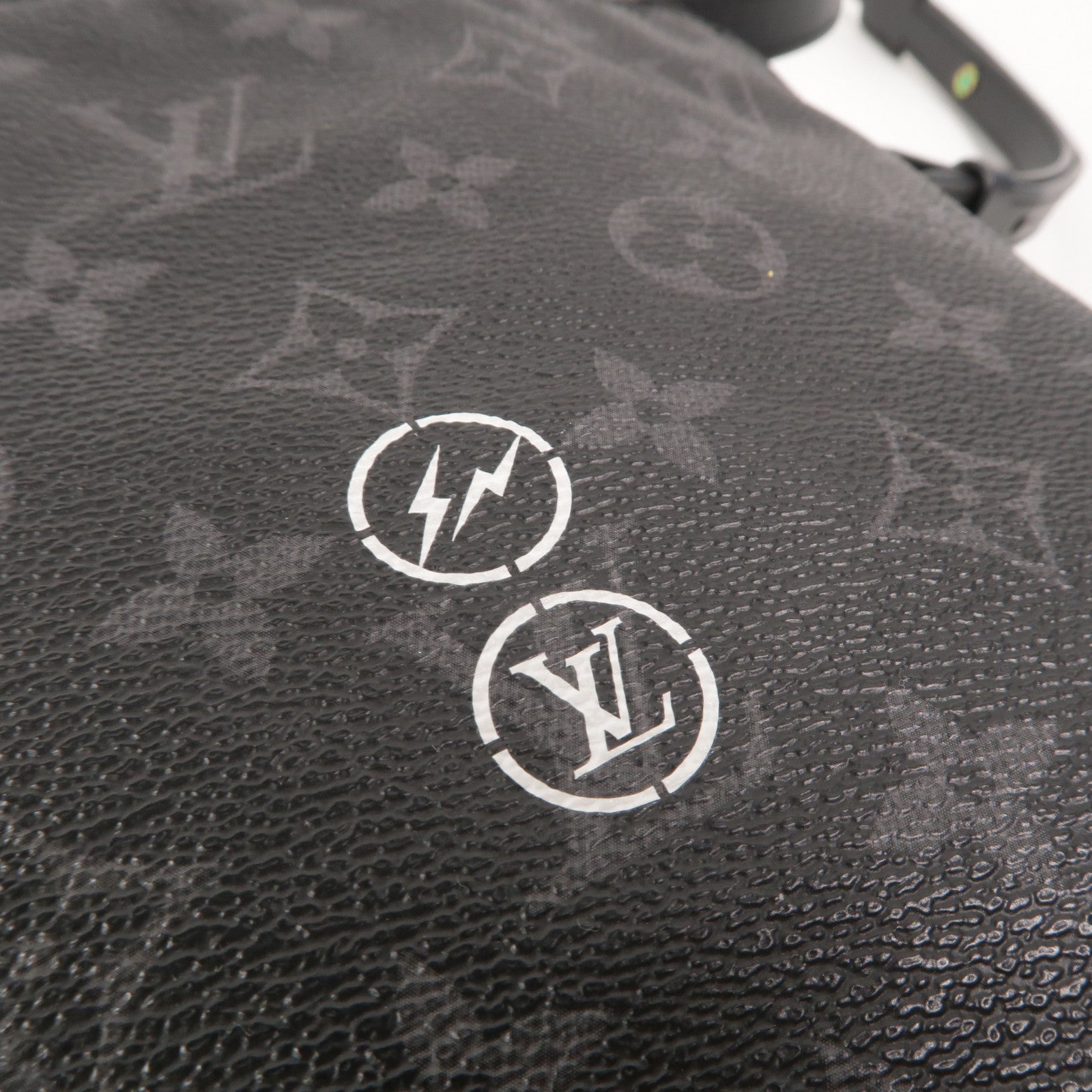LOUIS VUITTON Monogram Eclipse LV X Fragment肩背袋