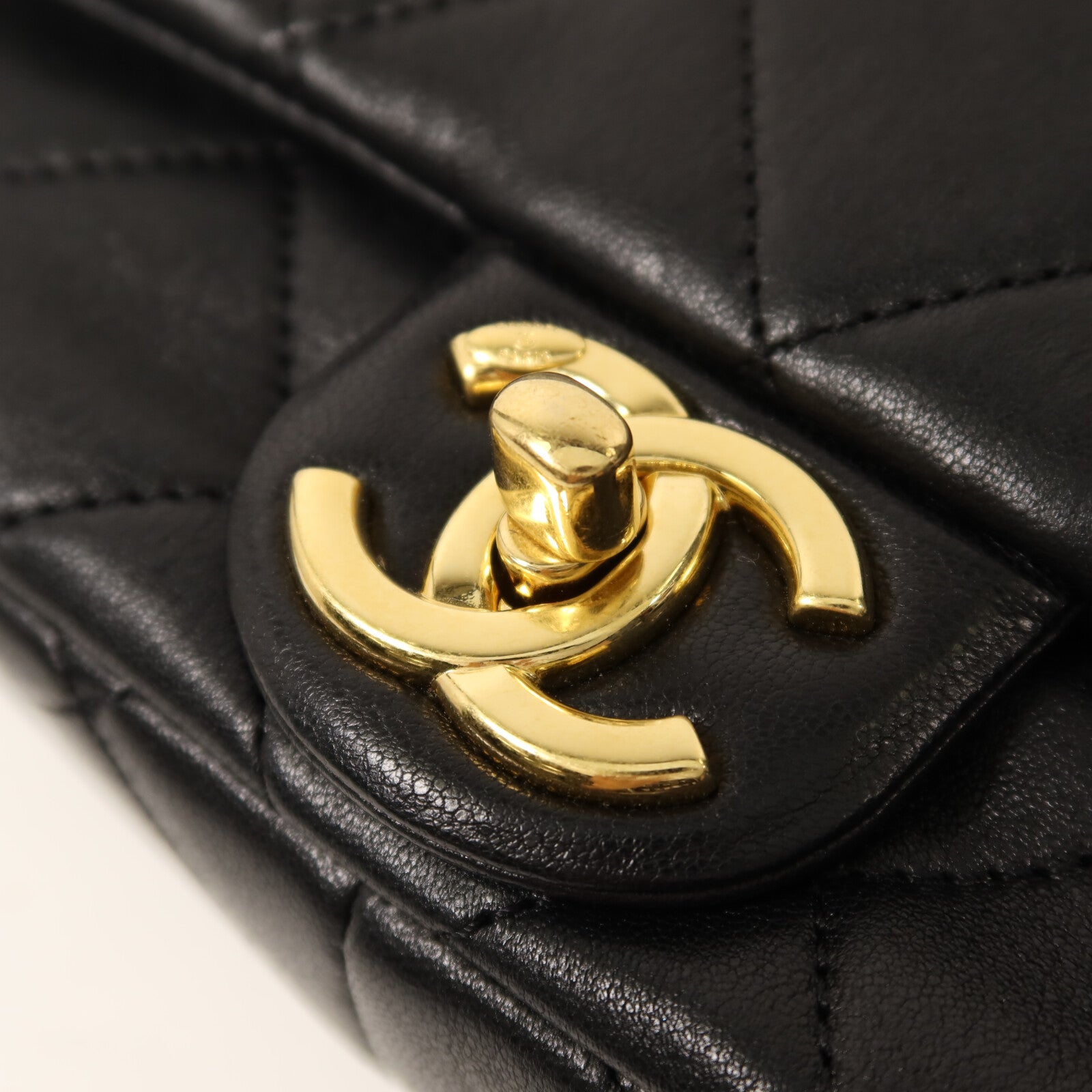 CHANEL 牛皮皮革Mini Matelasse金扣鏈帶手挽肩背兩用袋