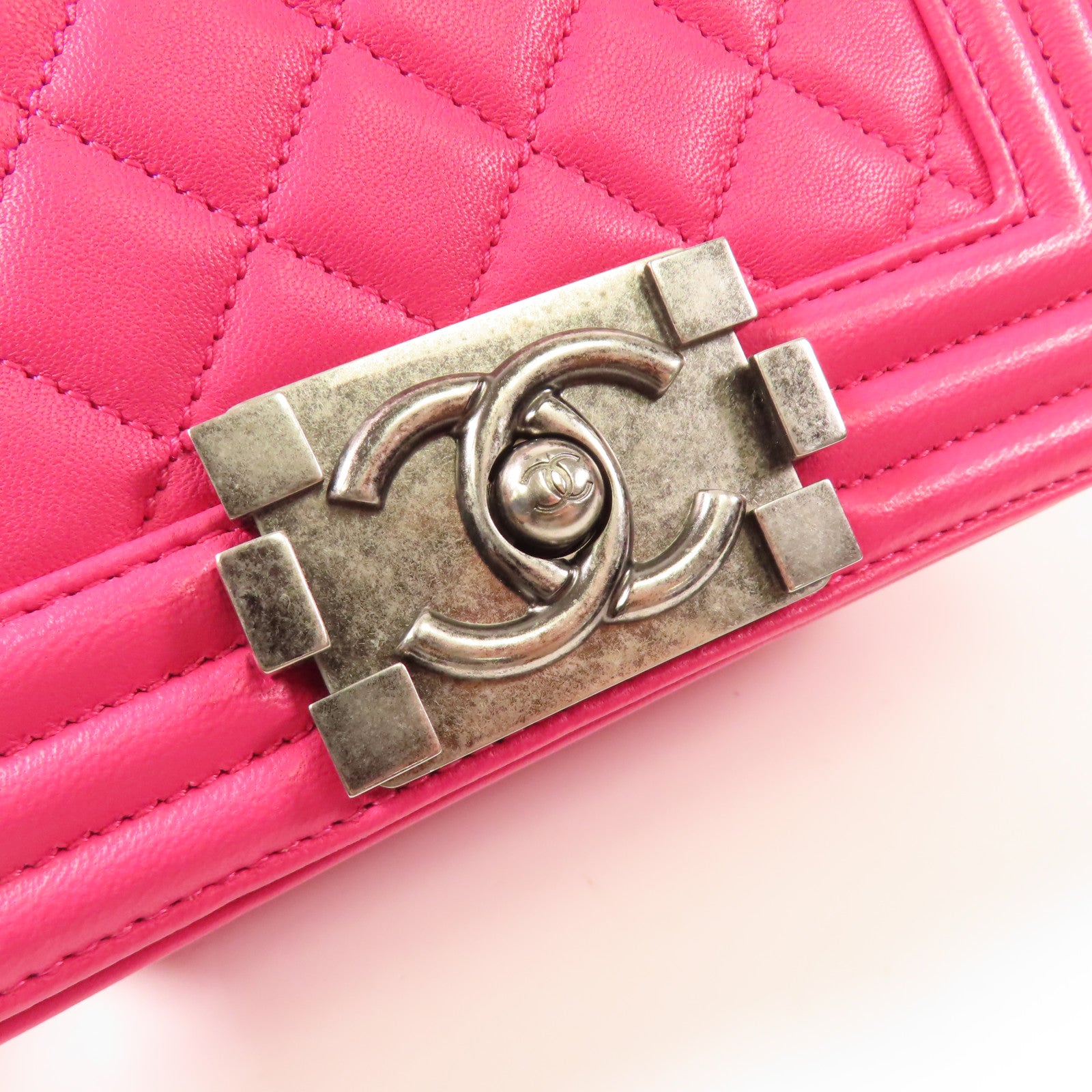 CHANEL 牛皮皮革Boy Chanel銀扣鏈帶肩背袋