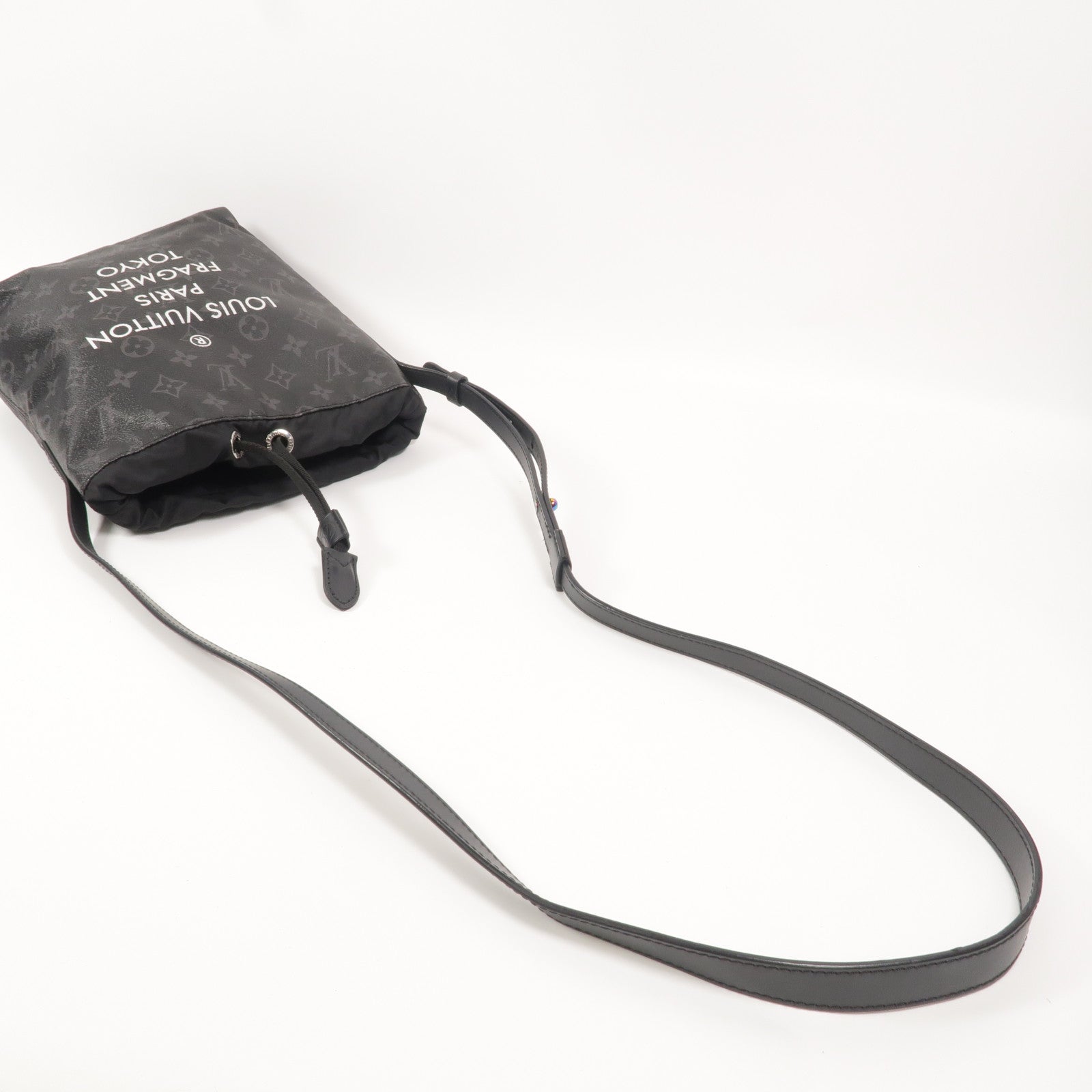 LOUIS VUITTON Monogram Eclipse LV X Fragment肩背袋