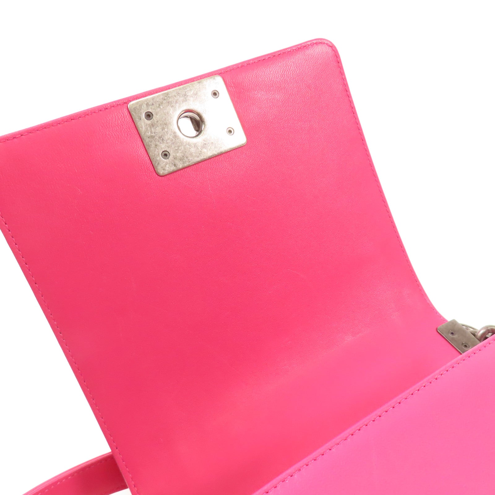 CHANEL 牛皮皮革Boy Chanel銀扣鏈帶肩背袋