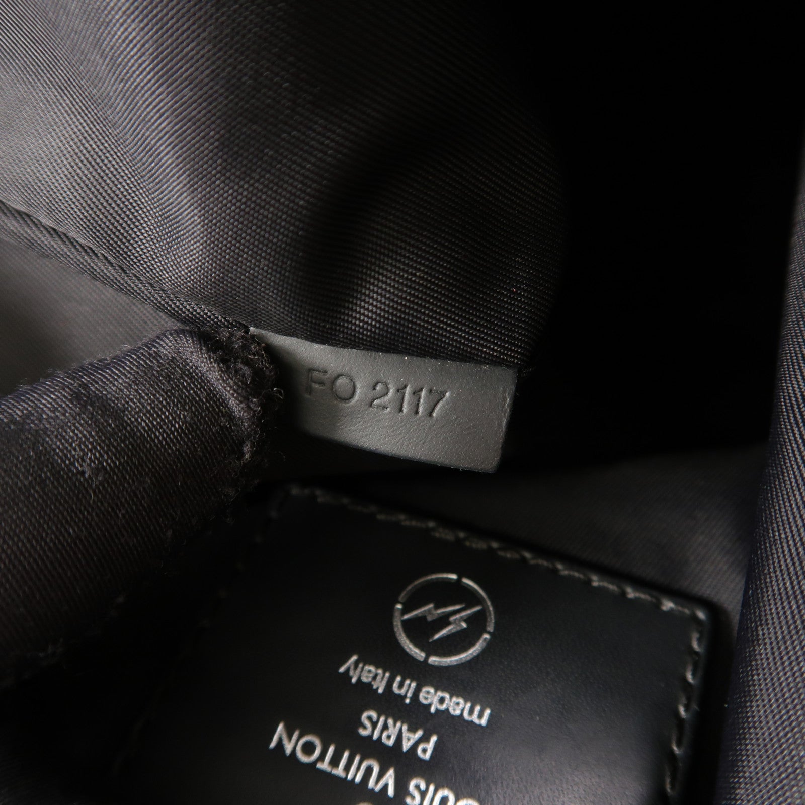 LOUIS VUITTON Monogram Eclipse LV X Fragment肩背袋