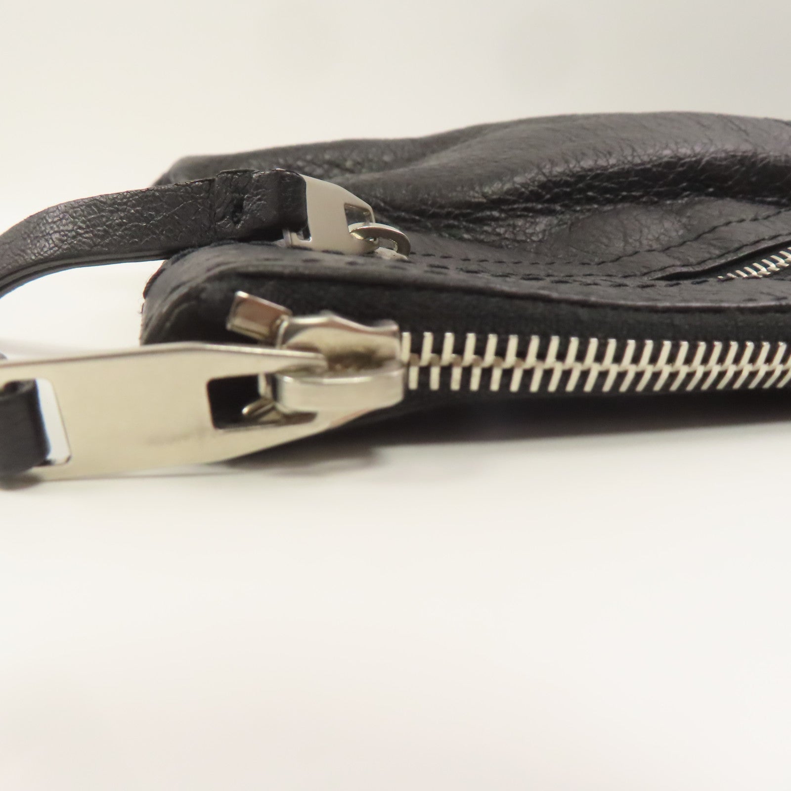 BALENCIAGA 牛皮皮革Pouch銀扣手拿包黑色