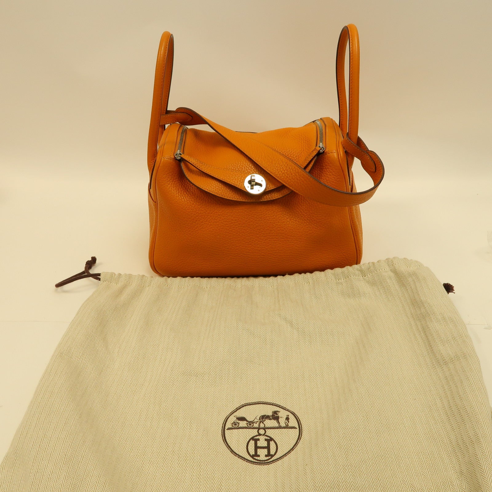 HERMES Clemence皮革Lindy 26銀扣手挽肩背兩用袋Apricot杏桃黃