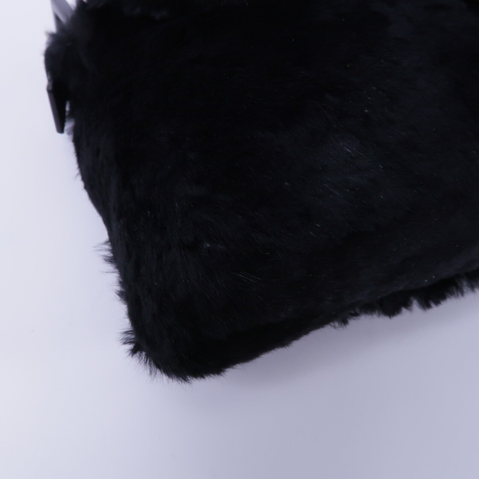 FENDI 兔毛Baguette Bag肩背袋