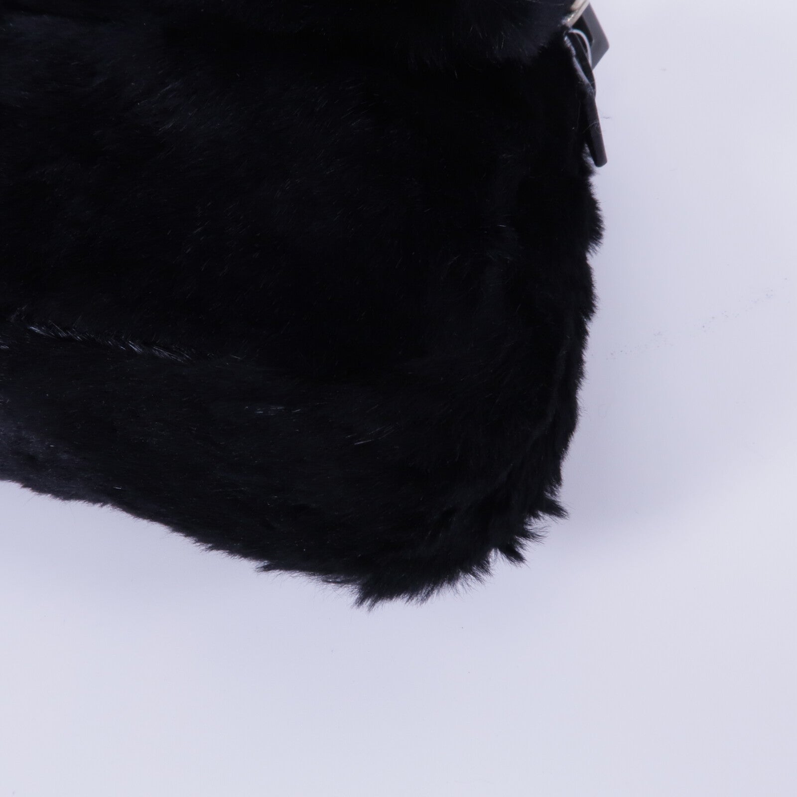 FENDI 兔毛Baguette Bag肩背袋