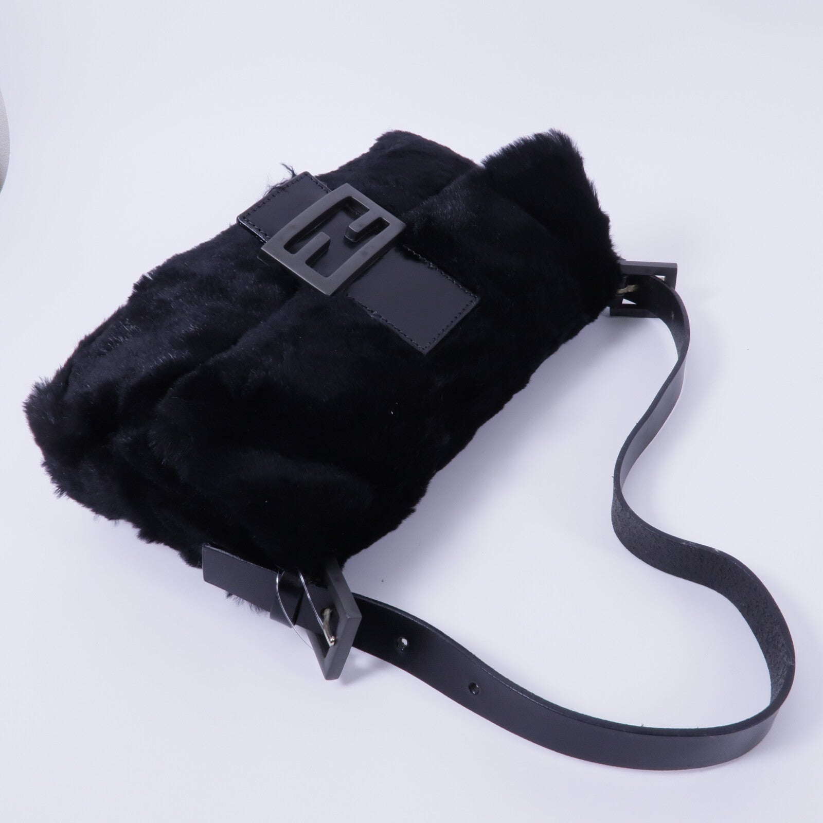 FENDI 兔毛Baguette Bag肩背袋