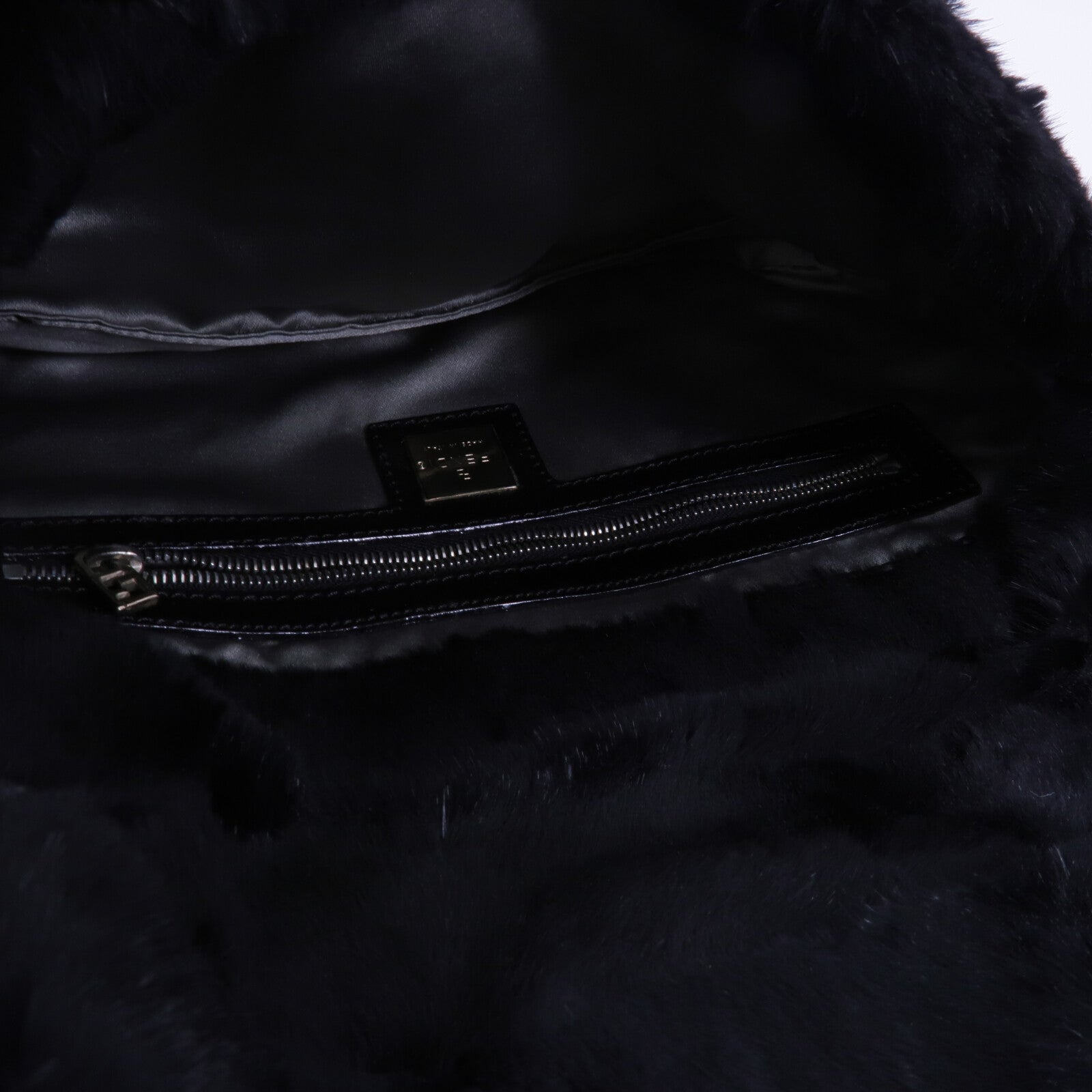 FENDI 兔毛Baguette Bag肩背袋